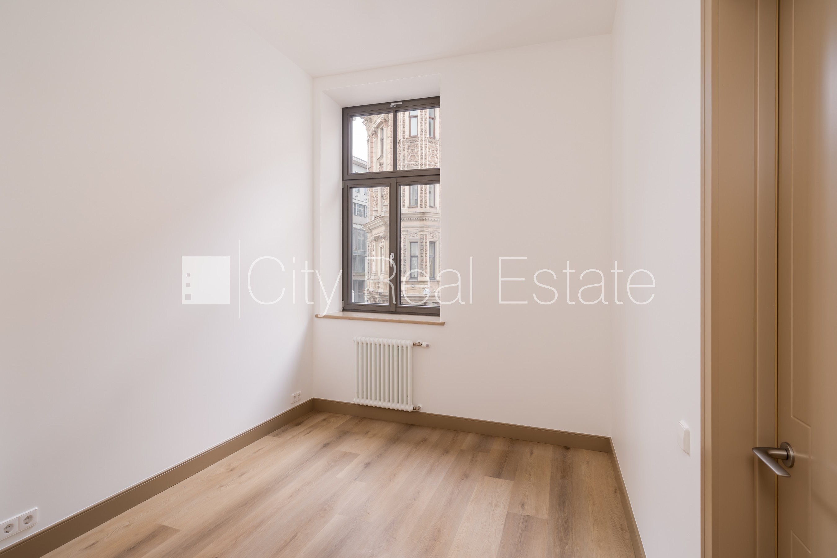 Sludinājumi. Projekts - Place 4, fasādes māja, renovēta māja, ir lifts, kāpņu telpa pēc kapitālā remonta, logi Cena: 163158 EUR Foto #4