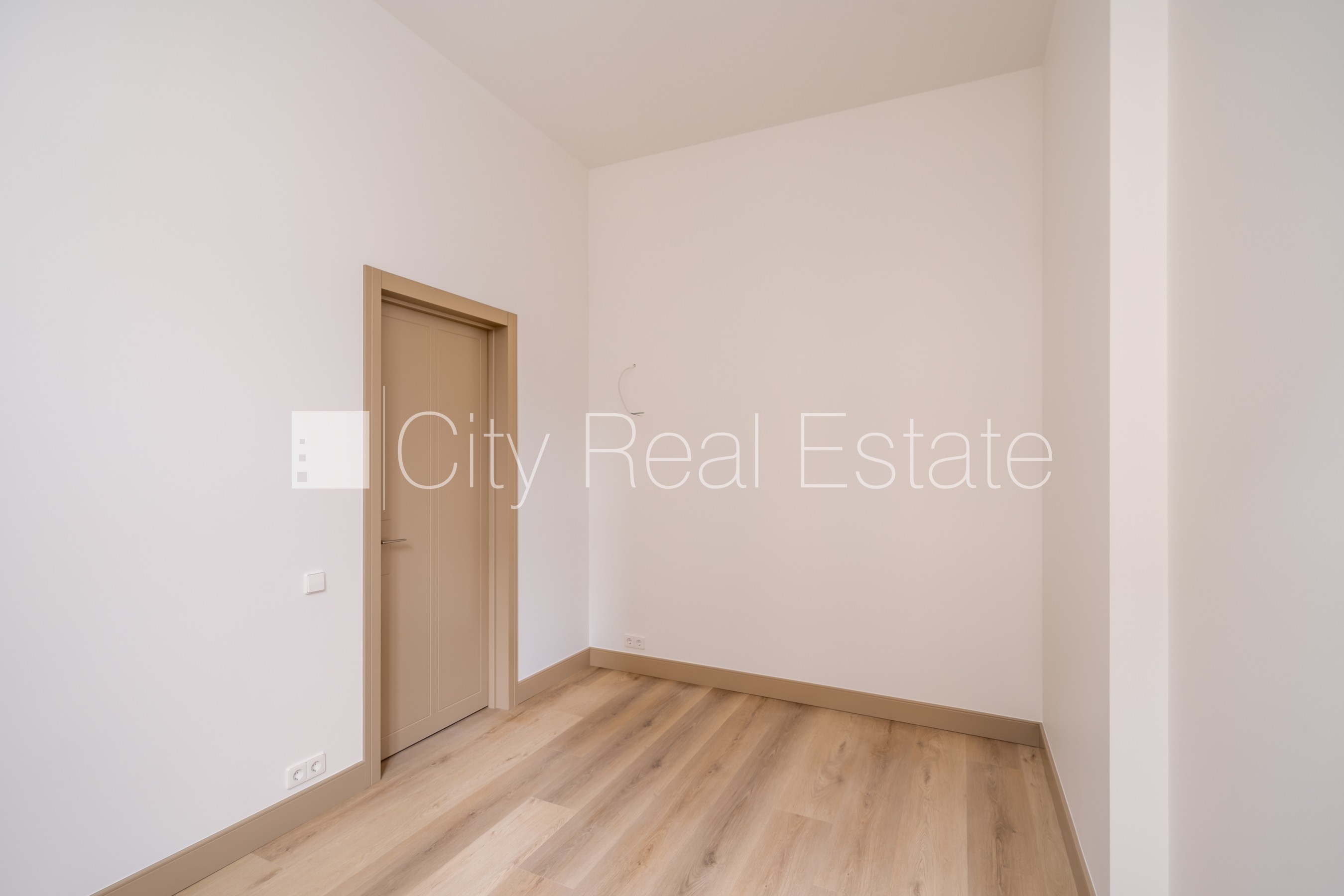 Sludinājumi. Projekts - Place 4, fasādes māja, renovēta māja, ir lifts, kāpņu telpa pēc kapitālā remonta, logi Cena: 163158 EUR Foto #6