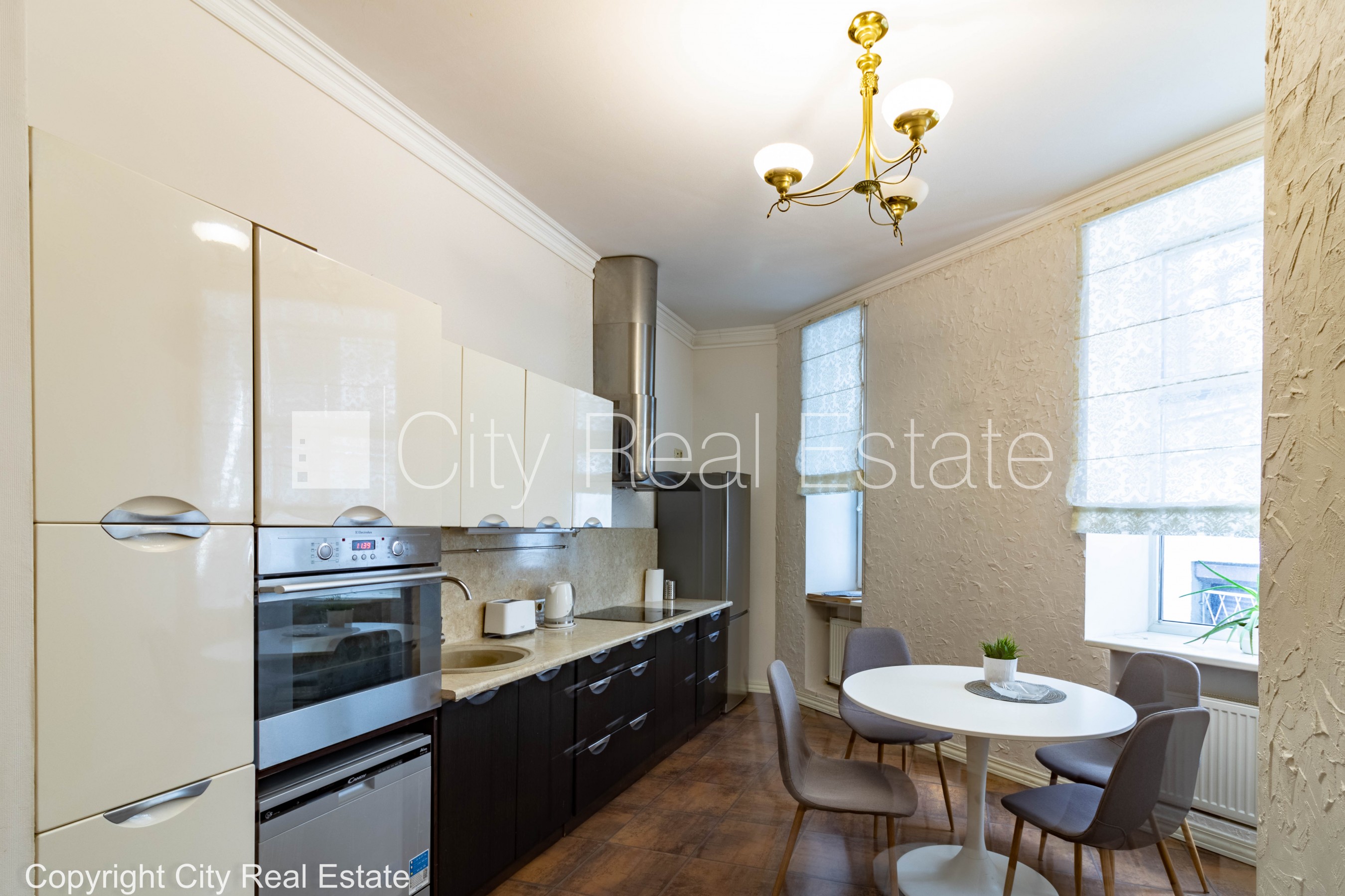 Sludinājumi. Renovēta māja, slēgts pagalms, ieeja no pagalma, kāpņu telpa pēc kapitālā remonta, logi vērsti uz Cena: 790 EUR/mēn Foto #11