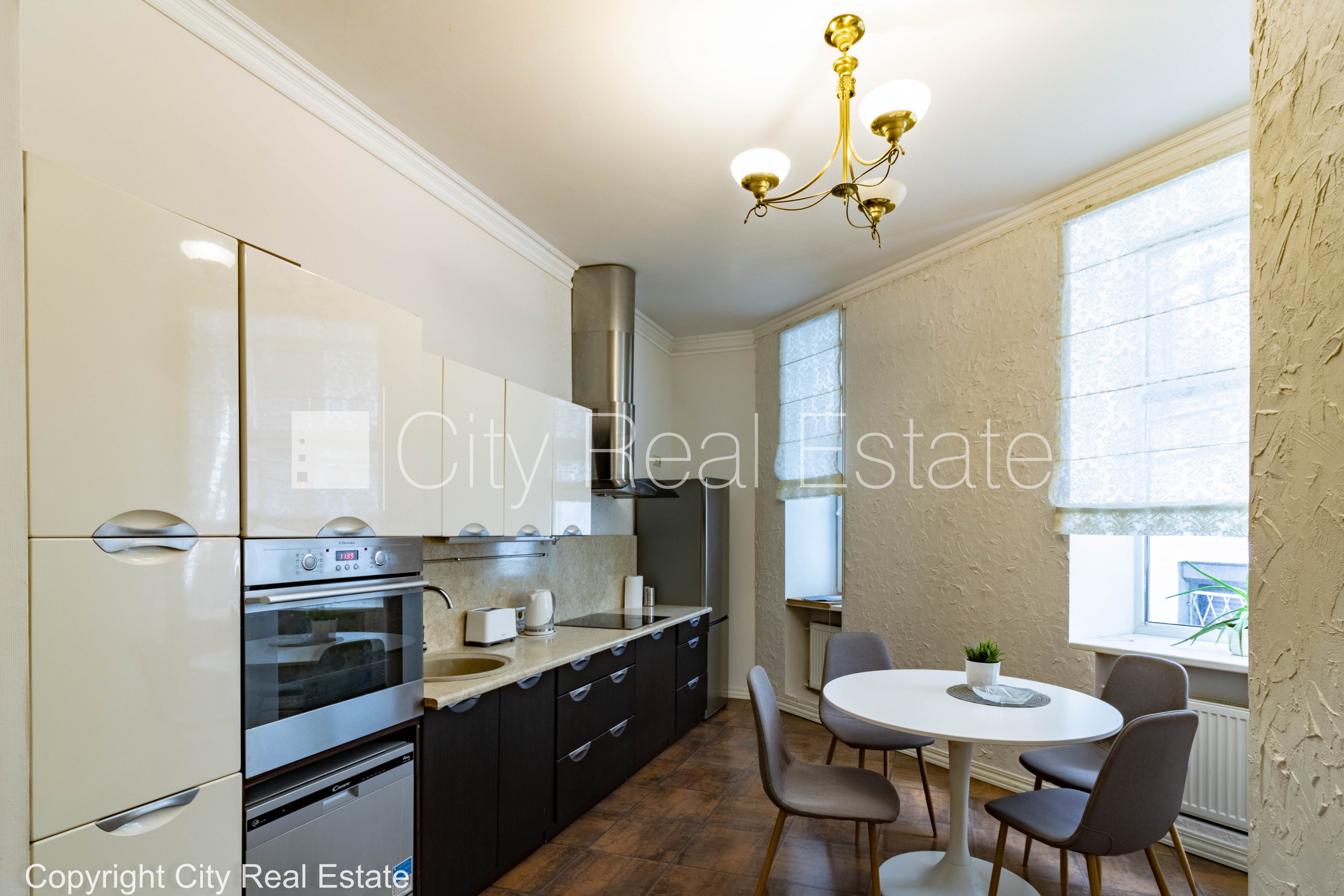 Sludinājumi. Renovēta māja, slēgts pagalms, ieeja no pagalma, kāpņu telpa pēc kapitālā remonta, logi vērsti uz Cena: 790 EUR/mēn Foto #12