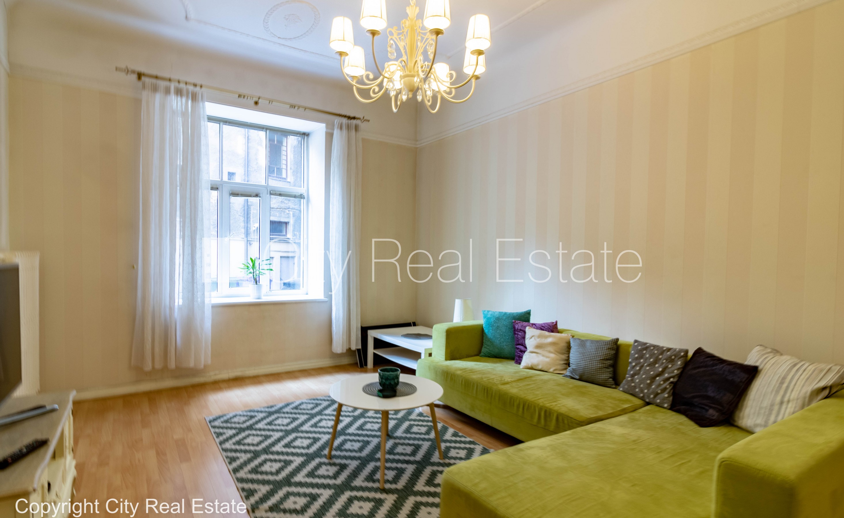 Sludinājumi. Renovēta māja, slēgts pagalms, ieeja no pagalma, kāpņu telpa pēc kapitālā remonta, logi vērsti uz Cena: 790 EUR/mēn Foto #2