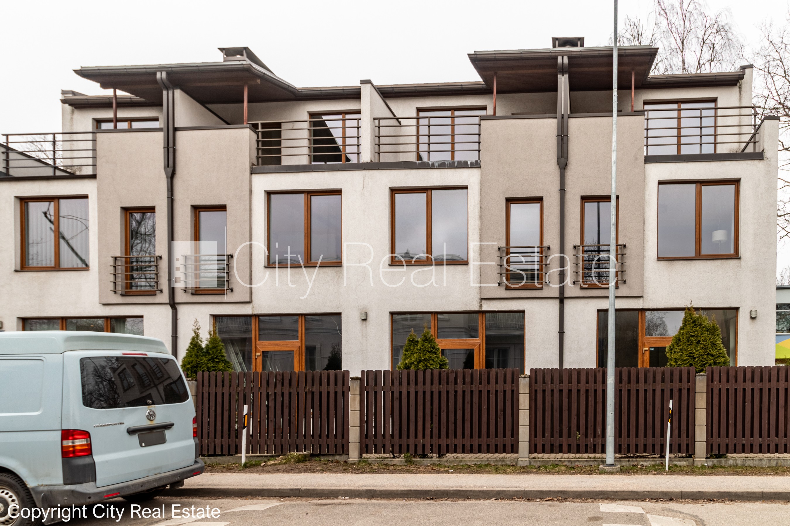 Sludinājumi. Zeme īpašumā, rindu māja, jaunceltne, dzīvokļu skaits ēkā  4 gab., keramzīta bloku sienas, fasāde Cena: 240000 EUR Foto #1