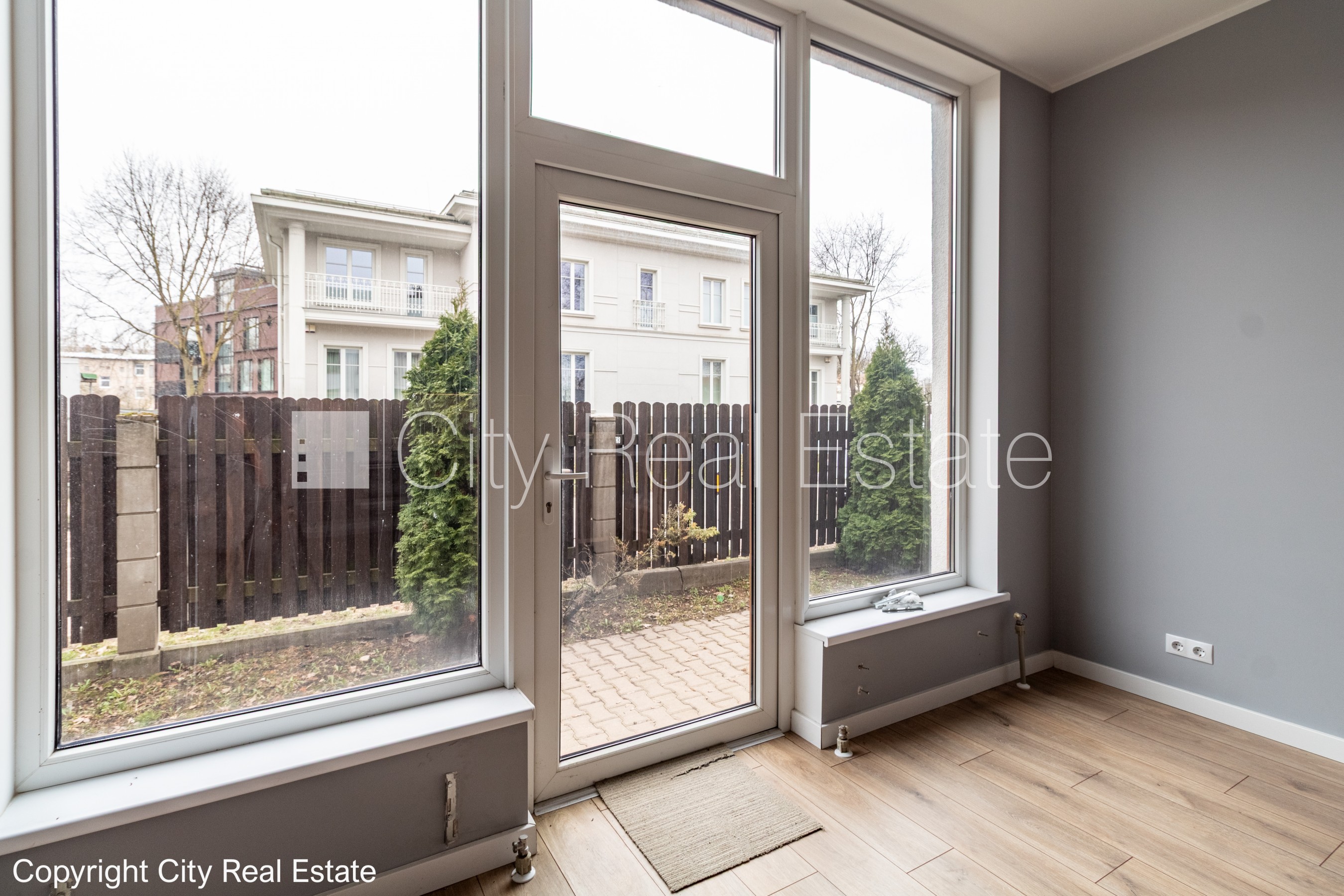 Sludinājumi. Zeme īpašumā, rindu māja, jaunceltne, dzīvokļu skaits ēkā  4 gab., keramzīta bloku sienas, fasāde Cena: 240000 EUR Foto #3