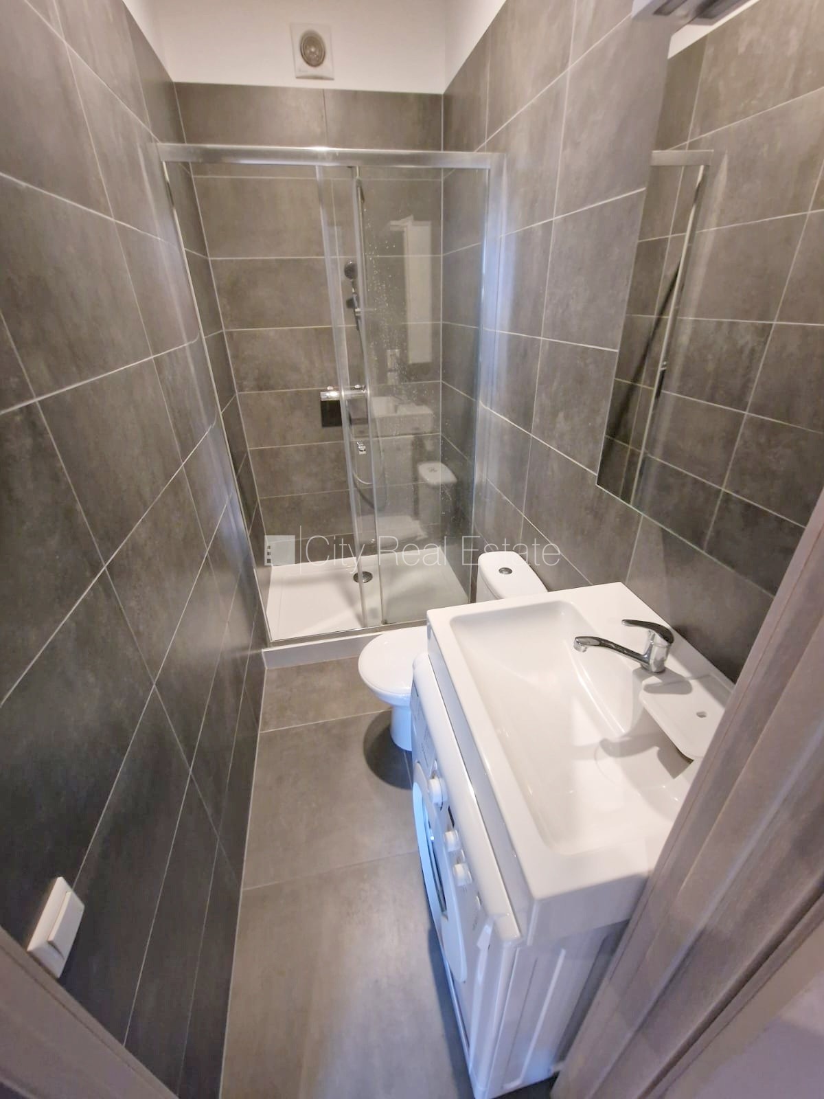 Объявление. Фасадный дом, реновированный дом, закрытый двор, вход с улицы, лестничная клетка после Цена: 340 EUR/мес. Foto #11