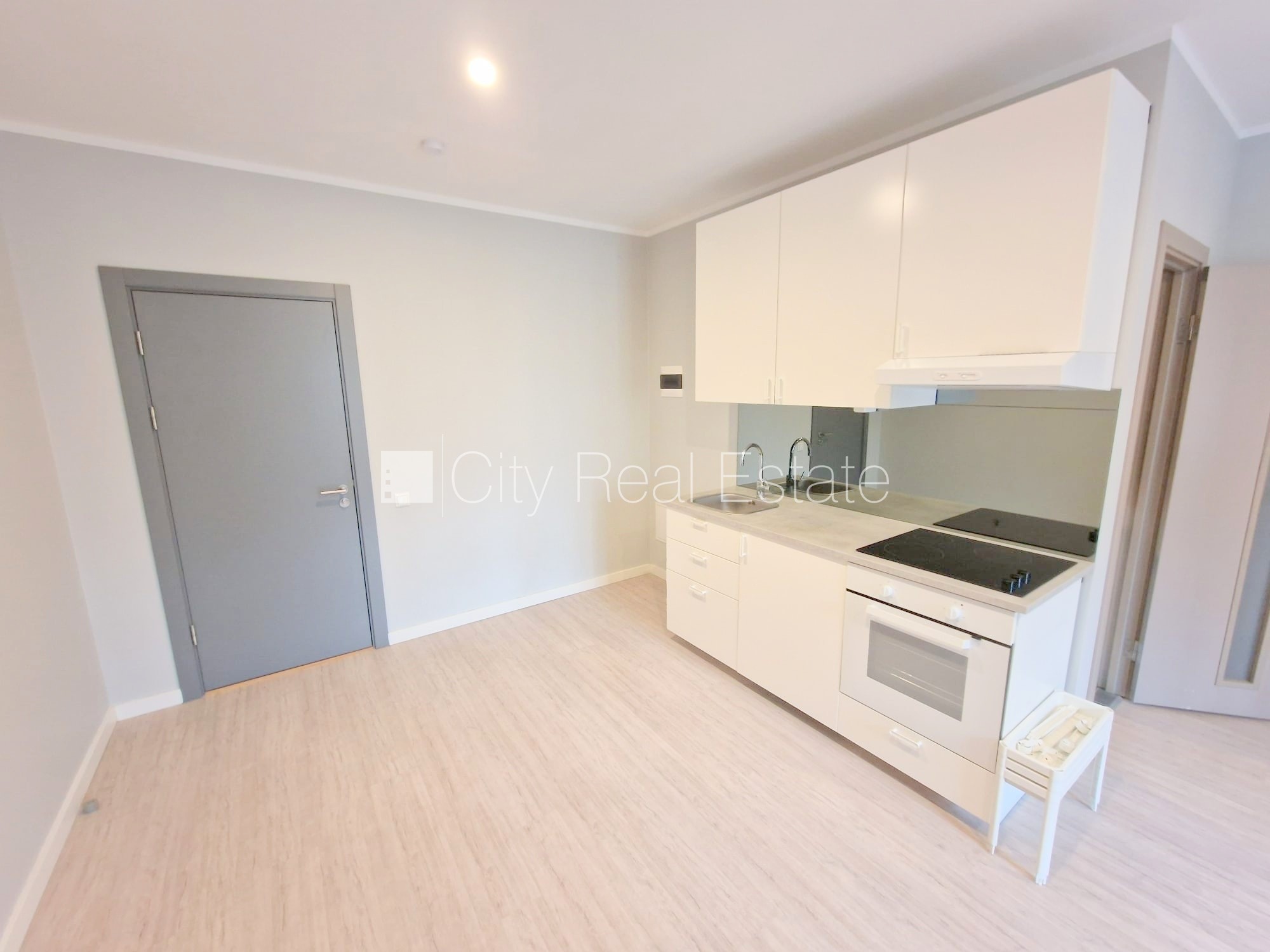 Объявление. Фасадный дом, реновированный дом, закрытый двор, вход с улицы, лестничная клетка после Цена: 340 EUR/мес. Foto #9