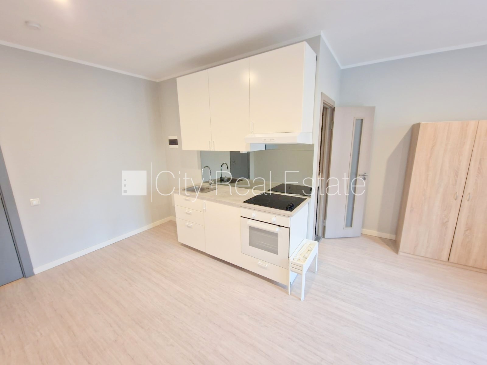 Объявление. Фасадный дом, реновированный дом, закрытый двор, вход с улицы, лестничная клетка после Цена: 340 EUR/мес. Foto #5