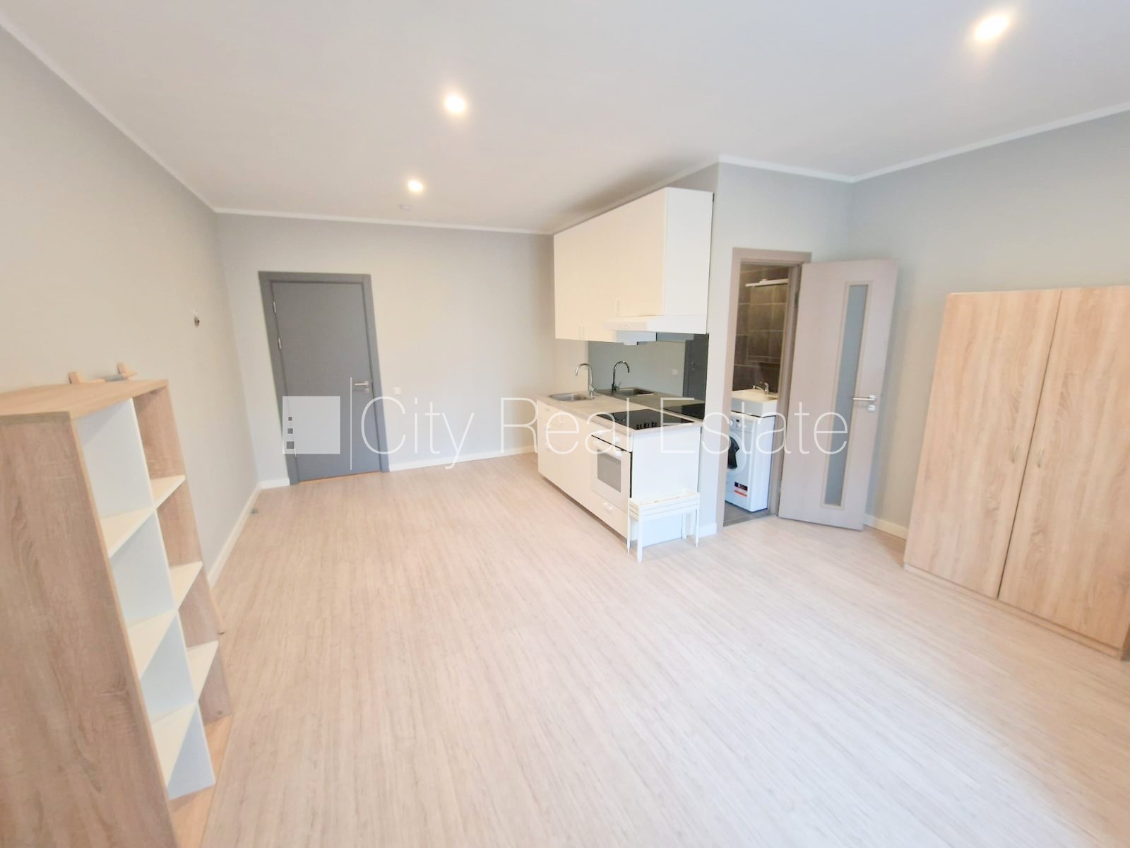 Объявление. Фасадный дом, реновированный дом, закрытый двор, вход с улицы, лестничная клетка после Цена: 340 EUR/мес. Foto #3