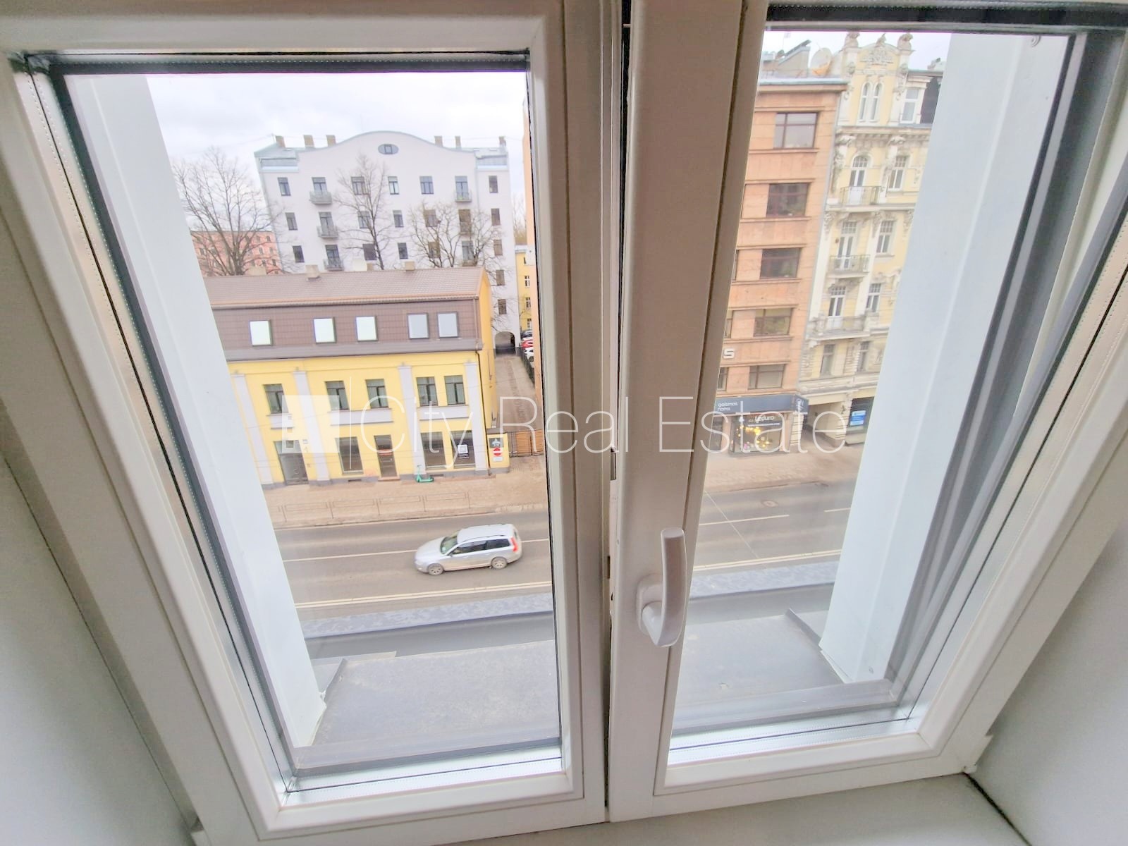 Объявление. Фасадный дом, реновированный дом, закрытый двор, вход с улицы, лестничная клетка после Цена: 340 EUR/мес. Foto #10