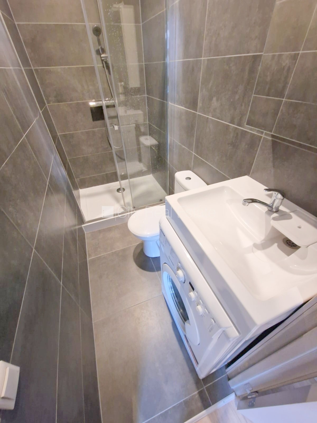 Объявление. Фасадный дом, реновированный дом, закрытый двор, вход с улицы, лестничная клетка после Цена: 340 EUR/мес. Foto #12