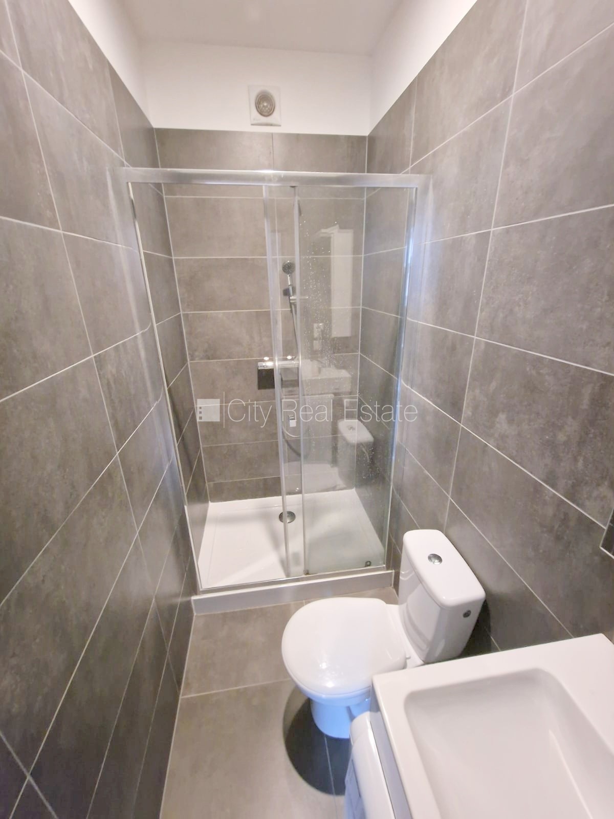 Объявление. Фасадный дом, реновированный дом, закрытый двор, вход с улицы, лестничная клетка после Цена: 340 EUR/мес. Foto #13