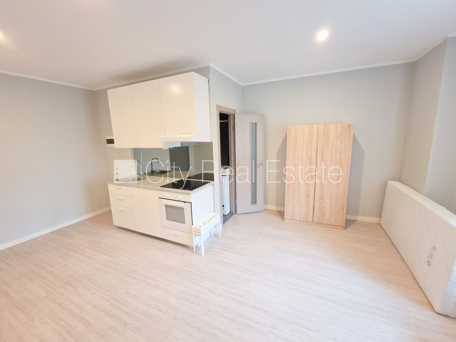 Объявление. Фасадный дом, реновированный дом, закрытый двор, вход с улицы, лестничная клетка после Цена: 340 EUR/мес. Foto #6