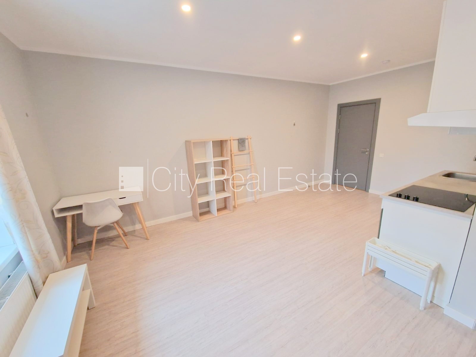 Объявление. Фасадный дом, реновированный дом, закрытый двор, вход с улицы, лестничная клетка после Цена: 340 EUR/мес. Foto #8