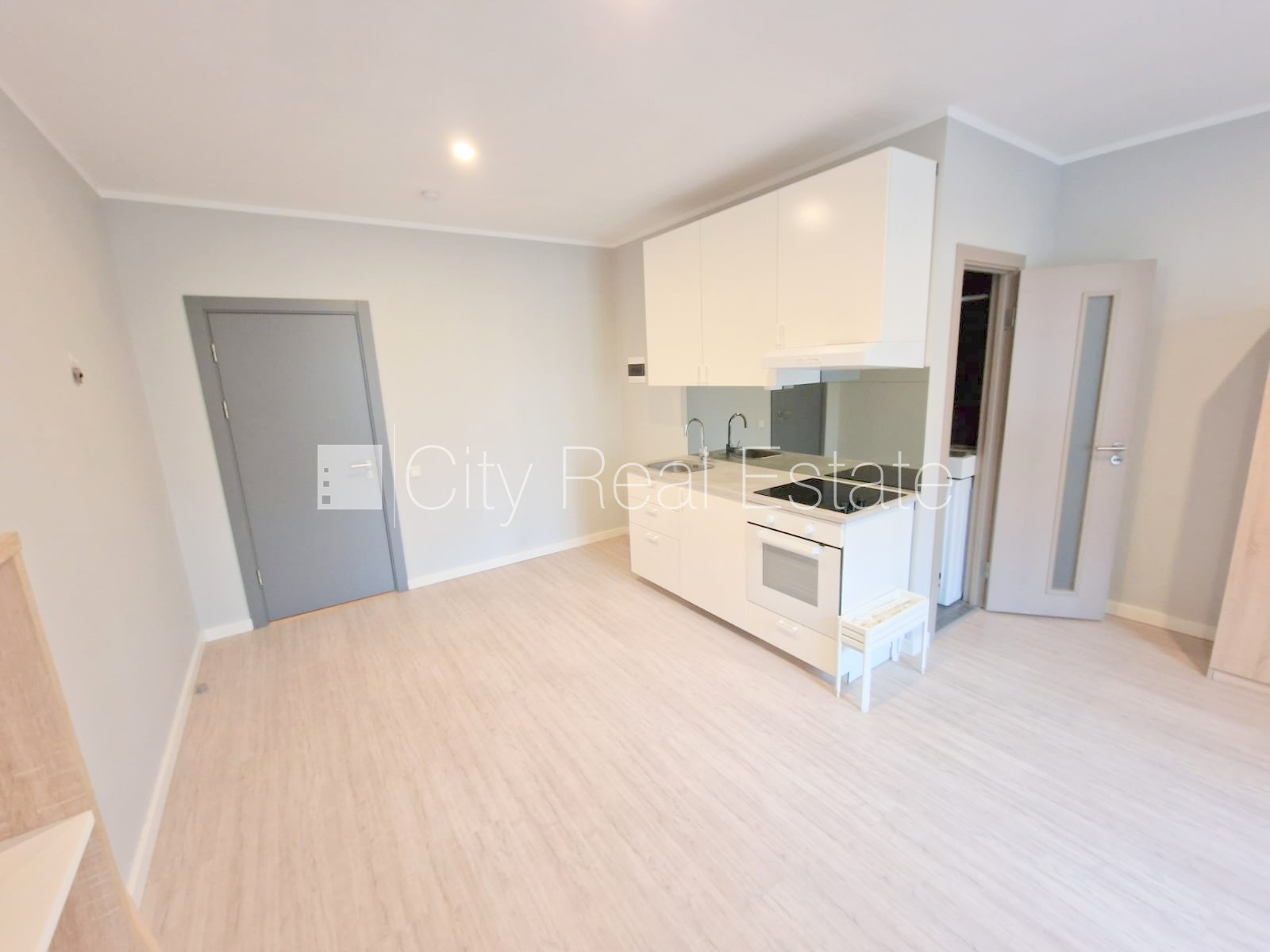 Объявление. Фасадный дом, реновированный дом, закрытый двор, вход с улицы, лестничная клетка после Цена: 340 EUR/мес. Foto #7