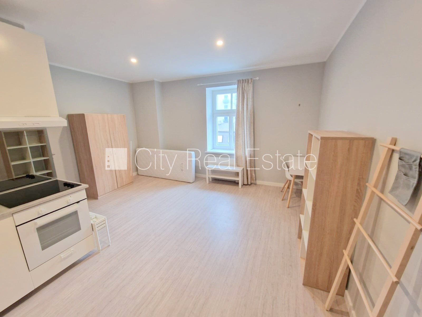 Объявление. Фасадный дом, реновированный дом, закрытый двор, вход с улицы, лестничная клетка после Цена: 340 EUR/мес. Foto #2