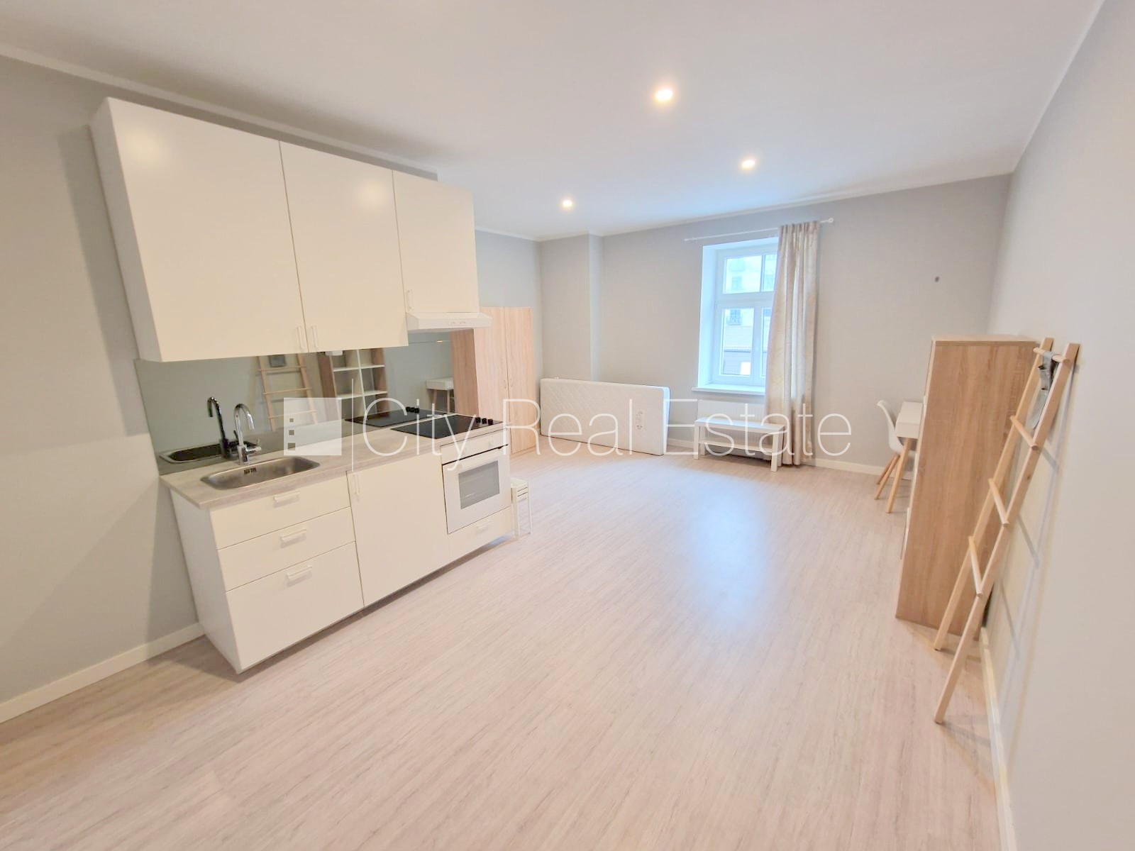 Объявление. Фасадный дом, реновированный дом, закрытый двор, вход с улицы, лестничная клетка после Цена: 340 EUR/мес. Foto #1