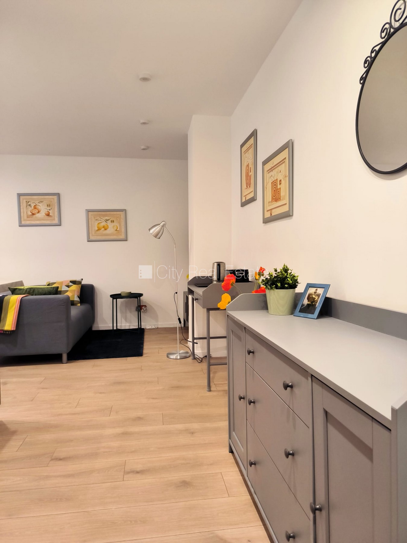 Sludinājumi. Pagalma ēka, slēgts pagalms, iespēja nomāt autostāvvietu, ieeja no pagalma, pagalmā bērnu spēļu Cena: 750 EUR/mēn Foto #5