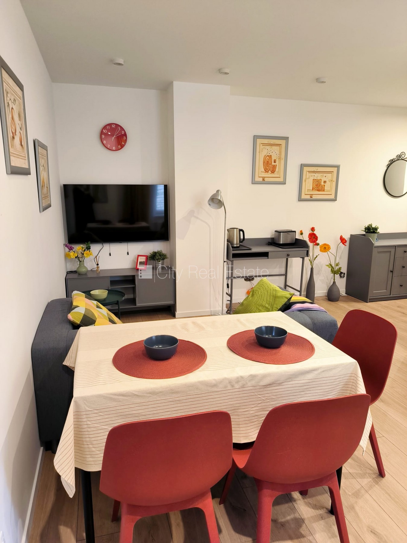 Sludinājumi. Pagalma ēka, slēgts pagalms, iespēja nomāt autostāvvietu, ieeja no pagalma, pagalmā bērnu spēļu Cena: 750 EUR/mēn Foto #3