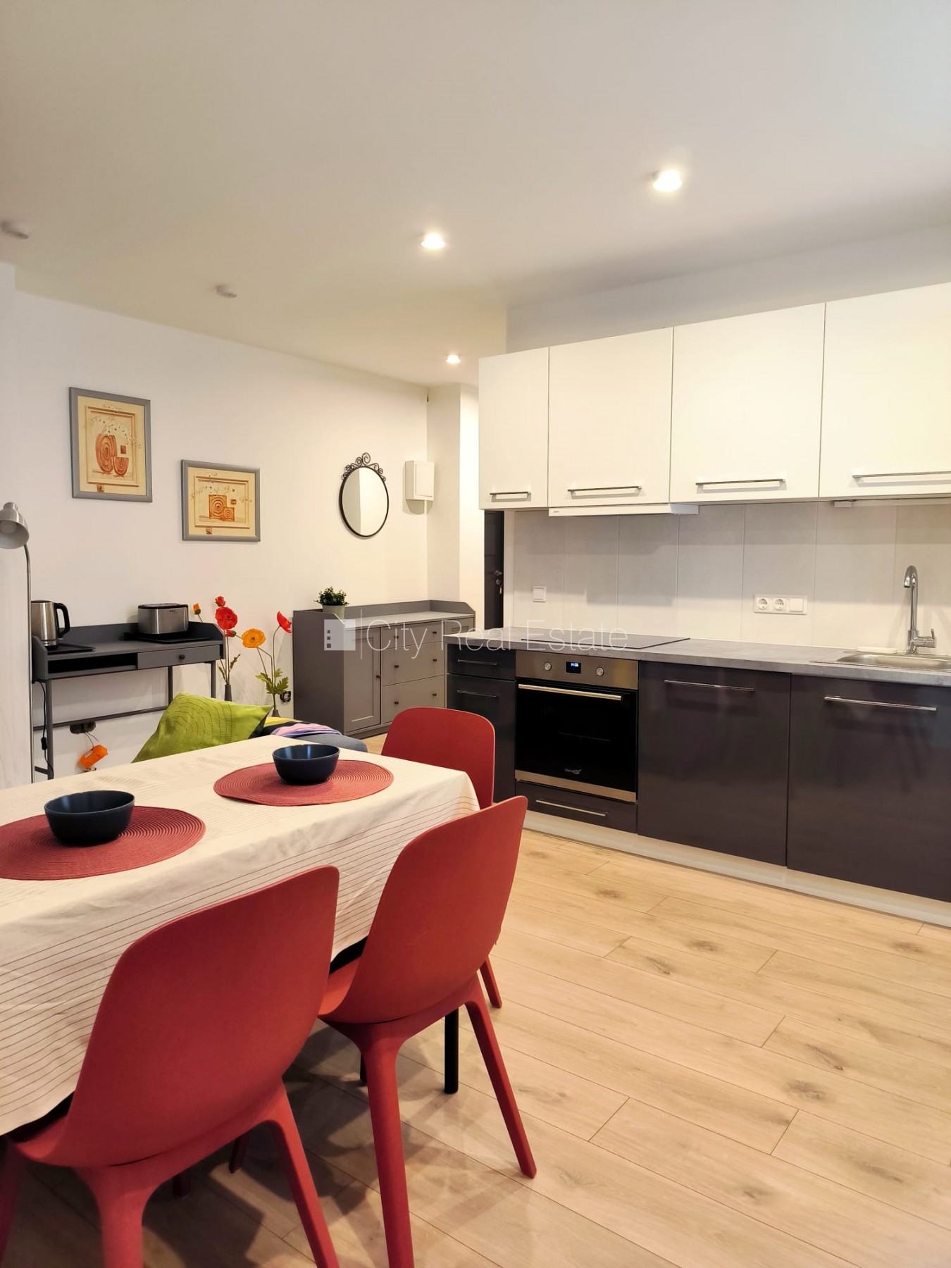 Sludinājumi. Pagalma ēka, slēgts pagalms, iespēja nomāt autostāvvietu, ieeja no pagalma, pagalmā bērnu spēļu Cena: 750 EUR/mēn Foto #1