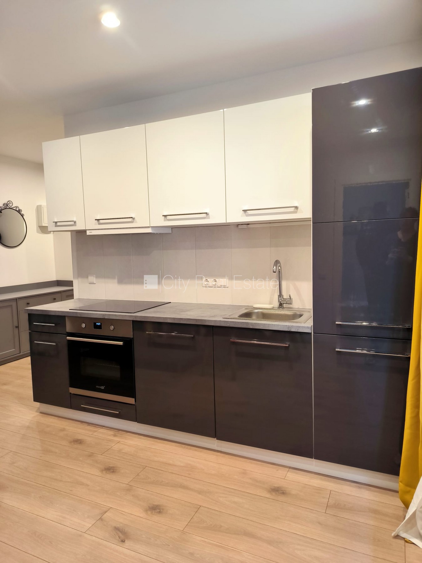 Sludinājumi. Pagalma ēka, slēgts pagalms, iespēja nomāt autostāvvietu, ieeja no pagalma, pagalmā bērnu spēļu Cena: 750 EUR/mēn Foto #2