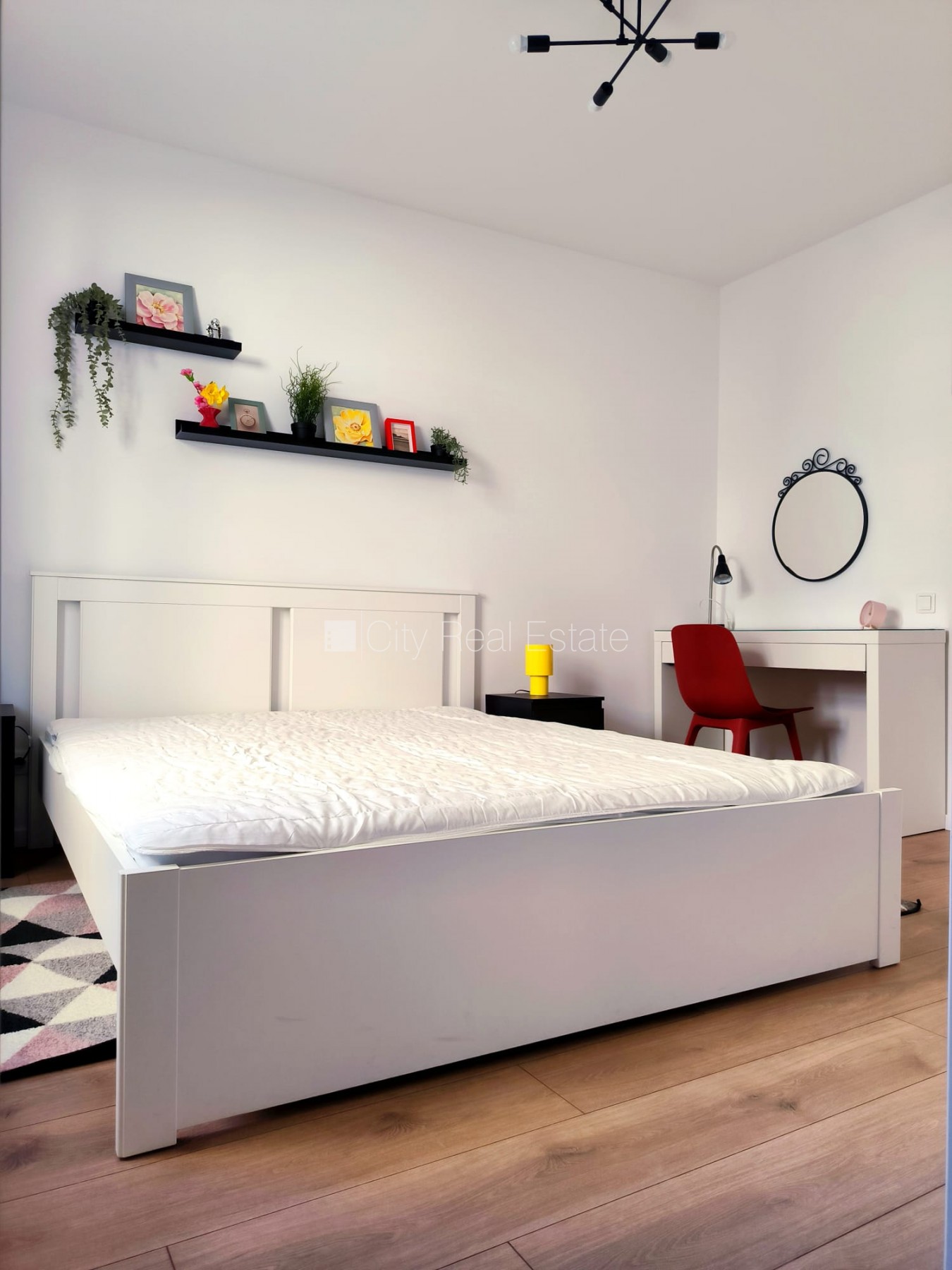 Sludinājumi. Pagalma ēka, slēgts pagalms, iespēja nomāt autostāvvietu, ieeja no pagalma, pagalmā bērnu spēļu Cena: 750 EUR/mēn Foto #7