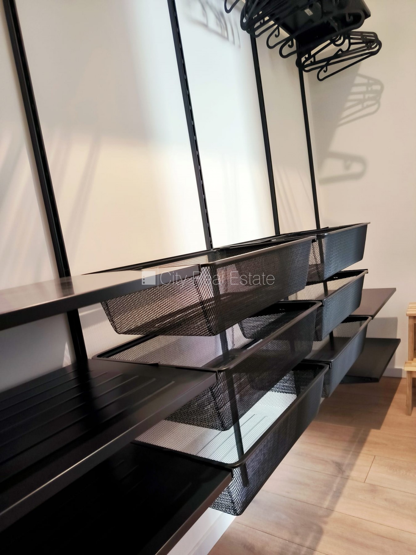 Sludinājumi. Pagalma ēka, slēgts pagalms, iespēja nomāt autostāvvietu, ieeja no pagalma, pagalmā bērnu spēļu Cena: 750 EUR/mēn Foto #9