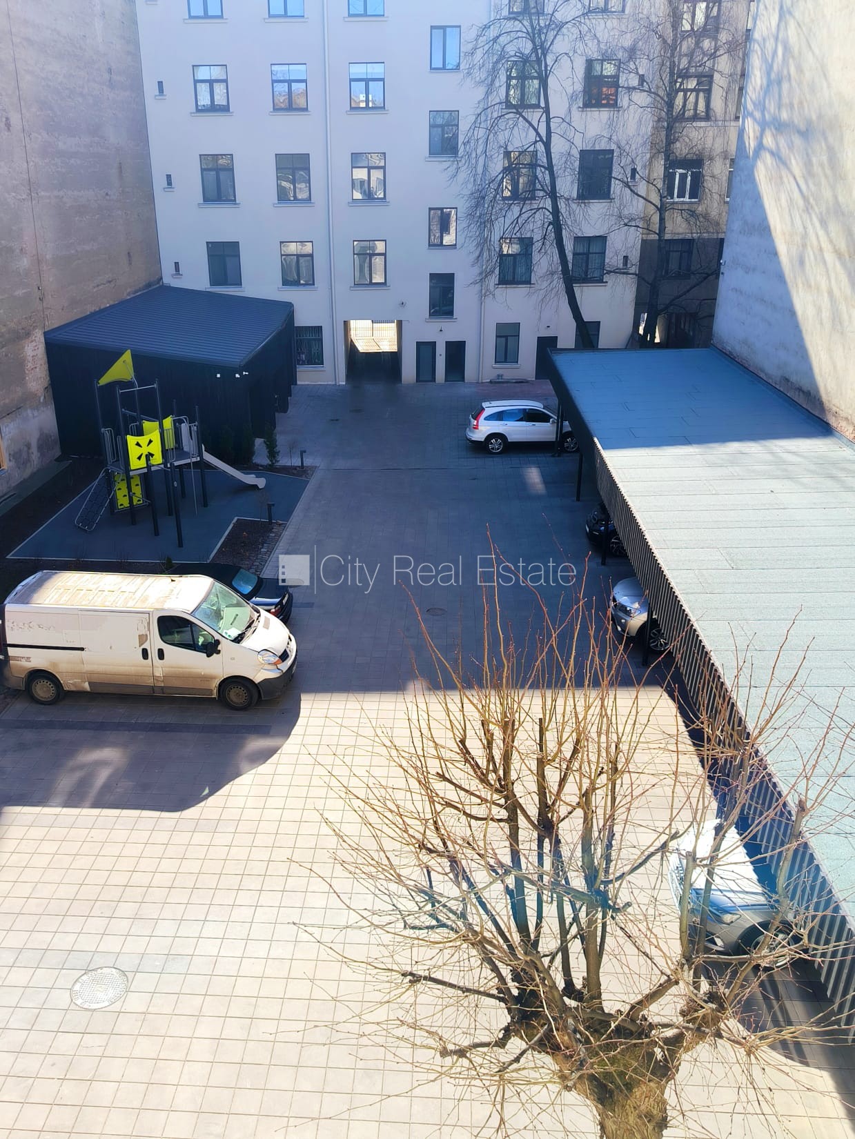 Sludinājumi. Pagalma ēka, slēgts pagalms, iespēja nomāt autostāvvietu, ieeja no pagalma, pagalmā bērnu spēļu Cena: 750 EUR/mēn Foto #13