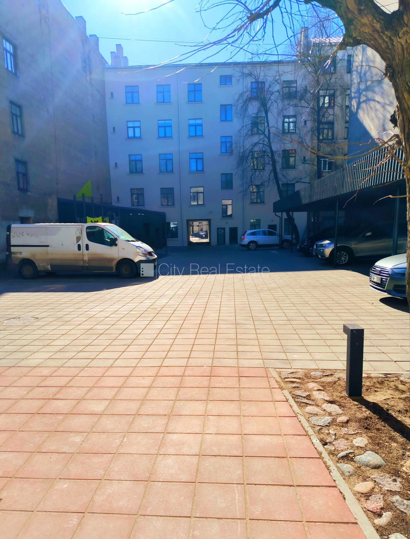 Sludinājumi. Pagalma ēka, slēgts pagalms, iespēja nomāt autostāvvietu, ieeja no pagalma, pagalmā bērnu spēļu Cena: 750 EUR/mēn Foto #14