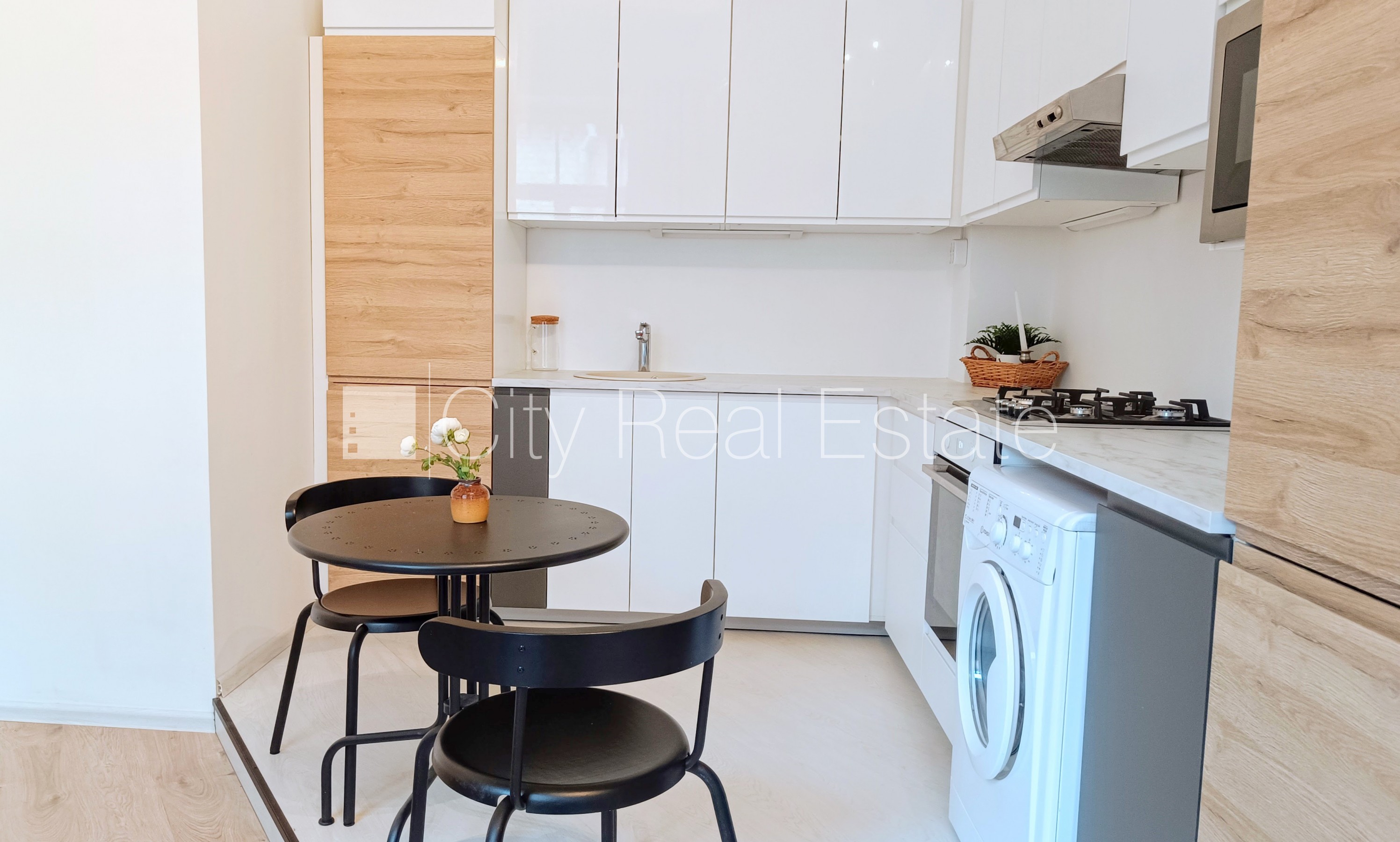 Sludinājumi. Pagalma ēka, renovēta māja, slēgts pagalms, ieeja no ielas un pagalma, kāpņu telpa pēc kapitālā Cena: 500 EUR/mēn Foto #3