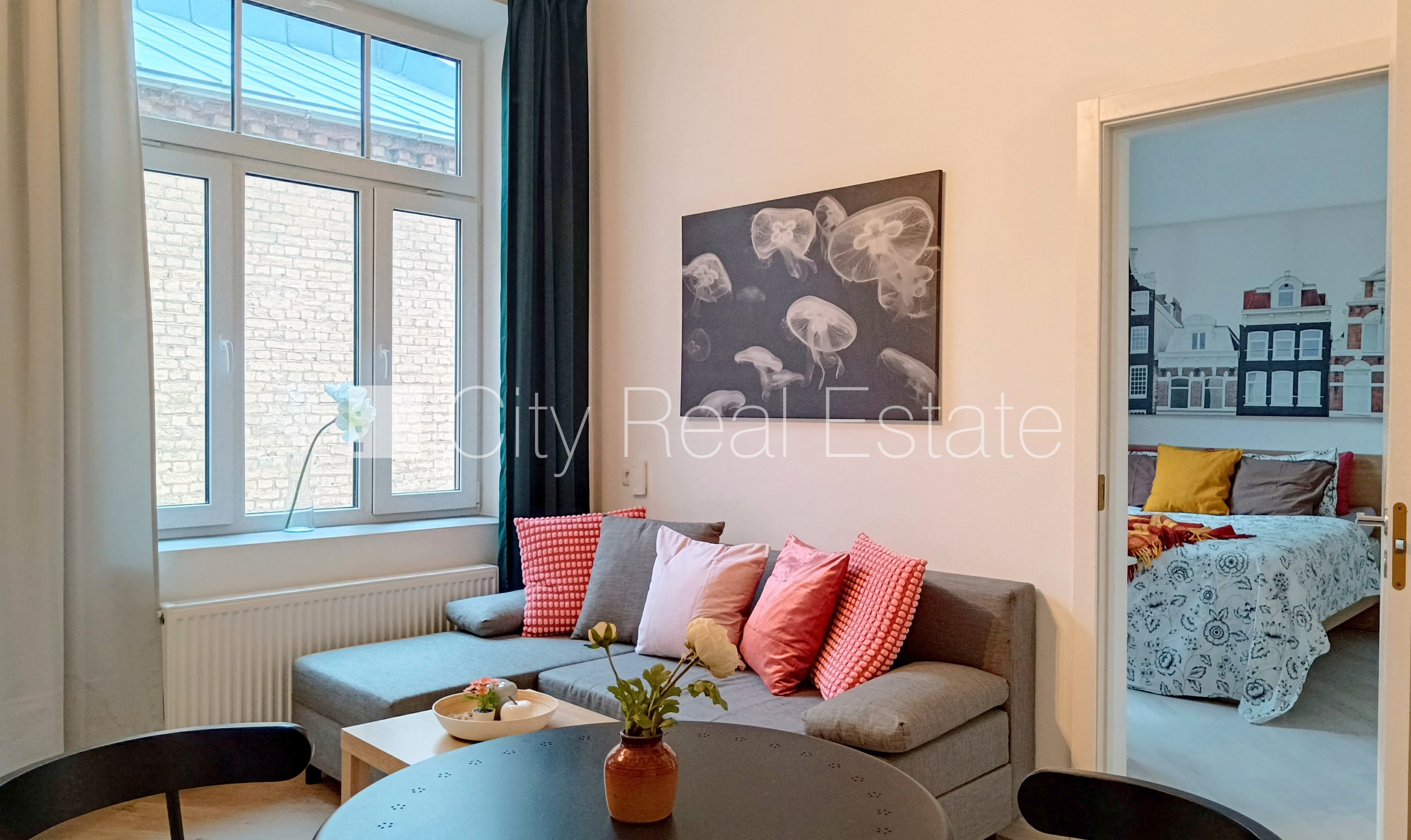 Sludinājumi. Pagalma ēka, renovēta māja, slēgts pagalms, ieeja no ielas un pagalma, kāpņu telpa pēc kapitālā Cena: 500 EUR/mēn Foto #4