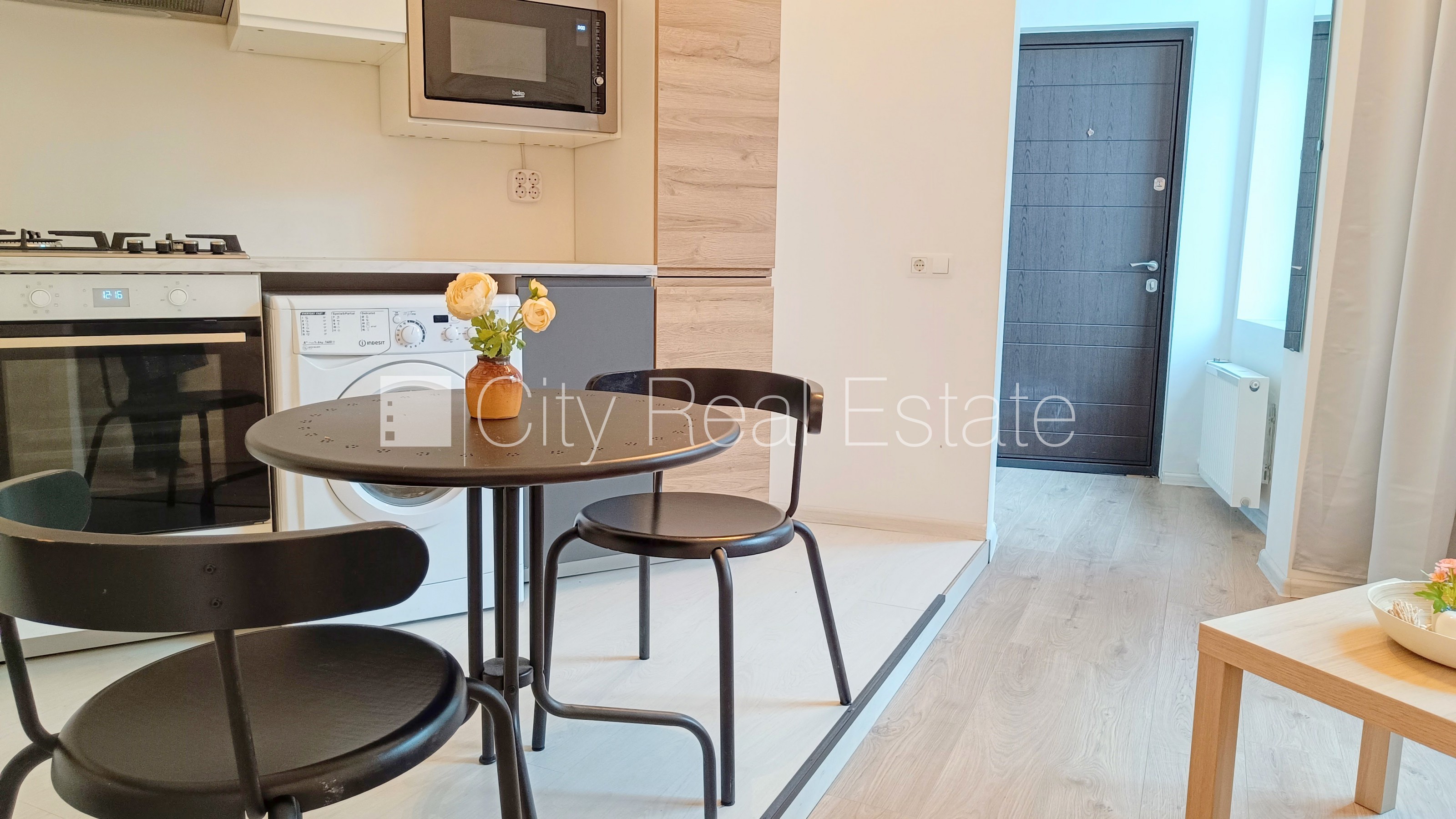 Sludinājumi. Pagalma ēka, renovēta māja, slēgts pagalms, ieeja no ielas un pagalma, kāpņu telpa pēc kapitālā Cena: 500 EUR/mēn Foto #1