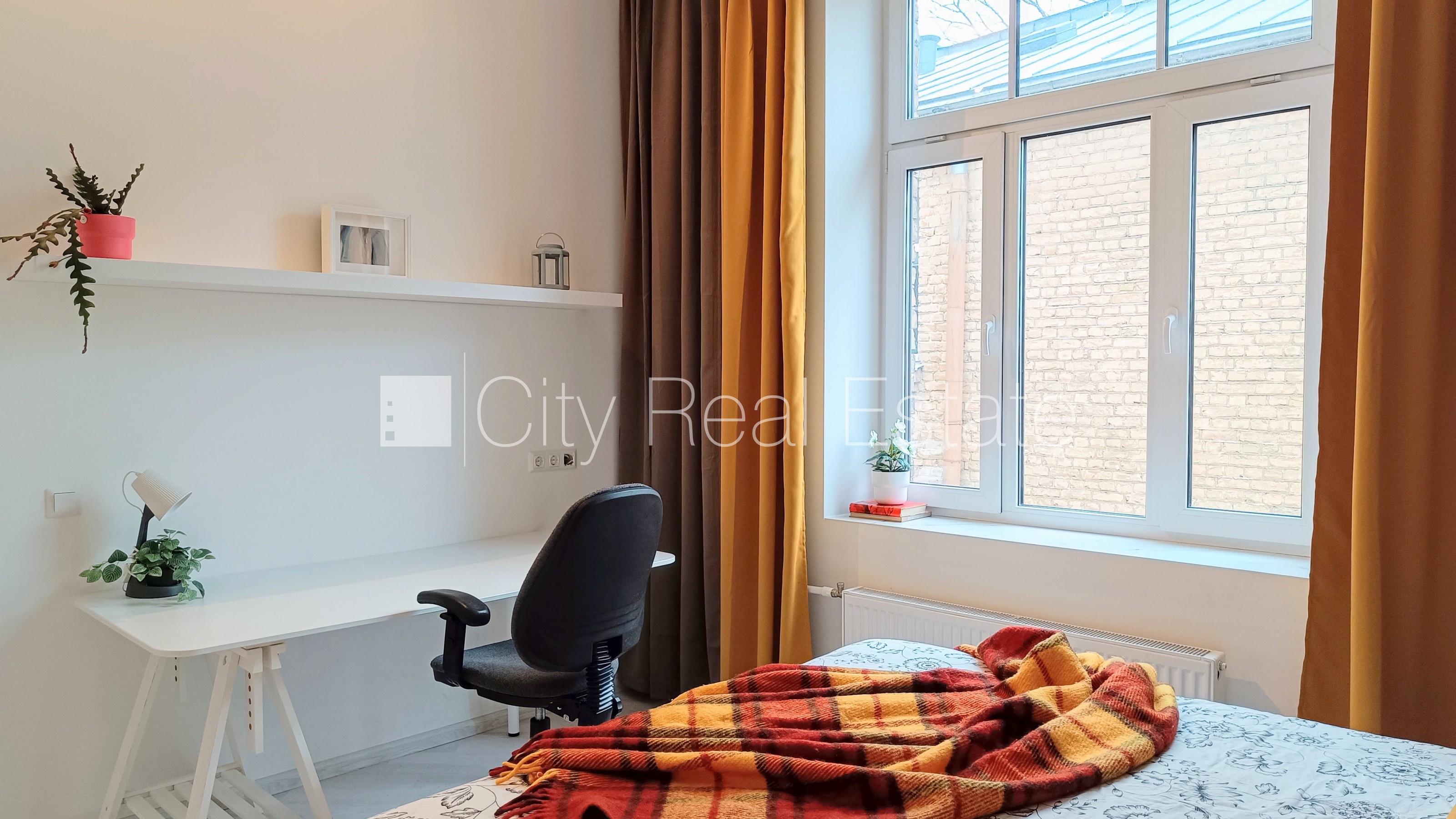 Sludinājumi. Pagalma ēka, renovēta māja, slēgts pagalms, ieeja no ielas un pagalma, kāpņu telpa pēc kapitālā Cena: 500 EUR/mēn Foto #8