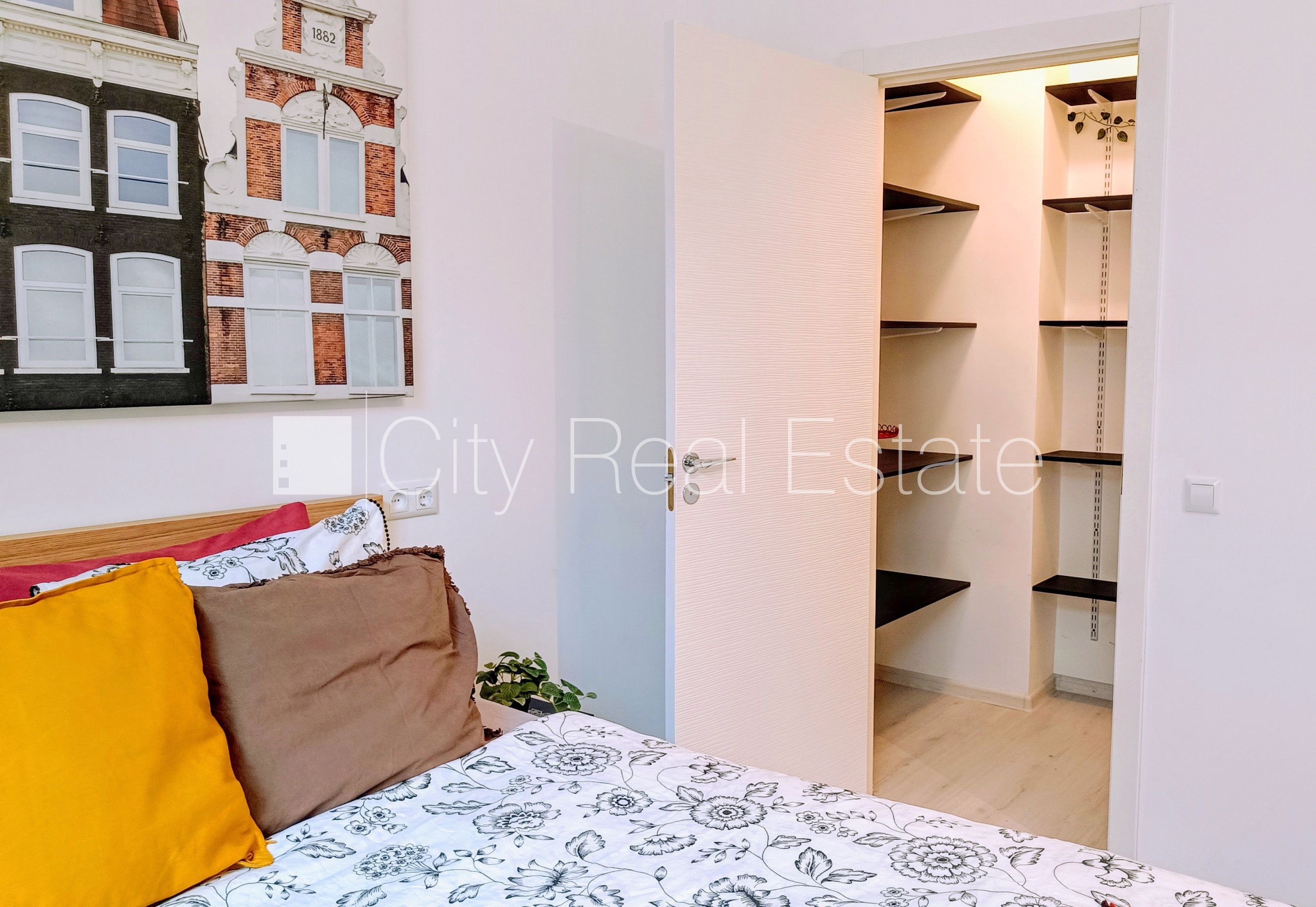 Sludinājumi. Pagalma ēka, renovēta māja, slēgts pagalms, ieeja no ielas un pagalma, kāpņu telpa pēc kapitālā Cena: 500 EUR/mēn Foto #9