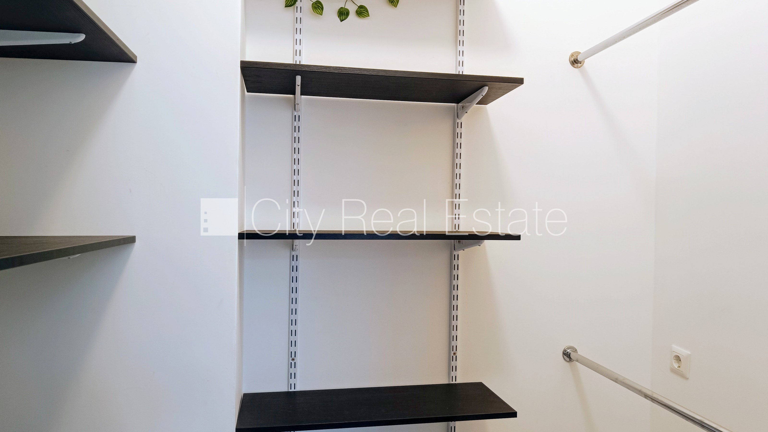 Sludinājumi. Pagalma ēka, renovēta māja, slēgts pagalms, ieeja no ielas un pagalma, kāpņu telpa pēc kapitālā Cena: 500 EUR/mēn Foto #10