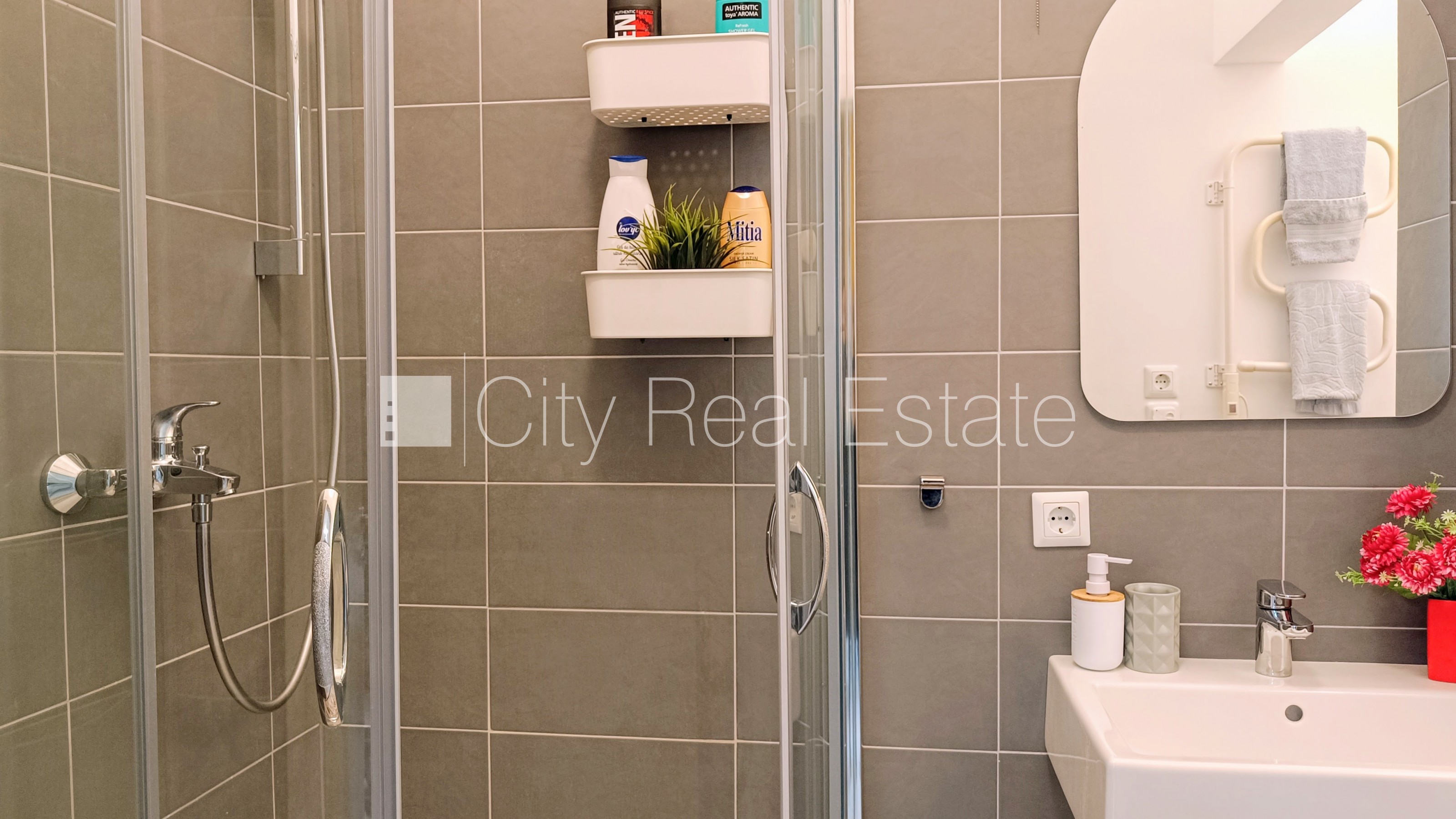 Sludinājumi. Pagalma ēka, renovēta māja, slēgts pagalms, ieeja no ielas un pagalma, kāpņu telpa pēc kapitālā Cena: 500 EUR/mēn Foto #11