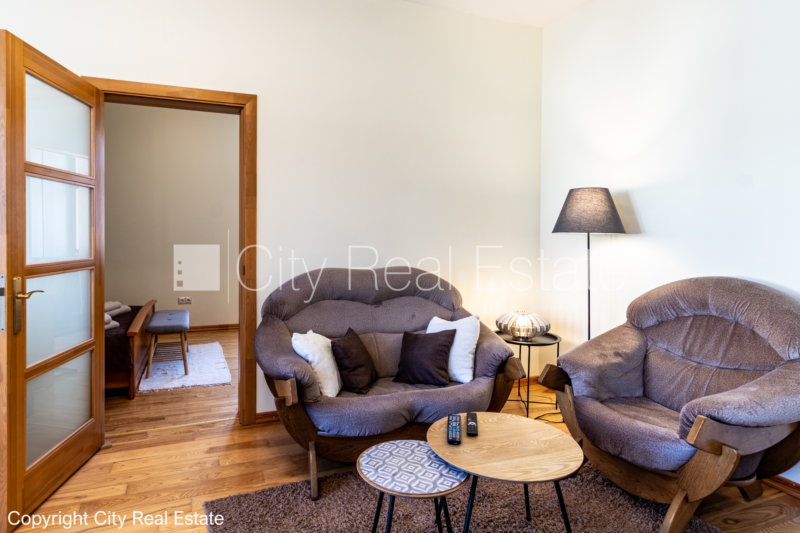 Sludinājumi. Pagalma ēka, iežogota teritorija, maksas stāvvieta, kāpņu telpa pēc kosmētiskā remonta, logi vērsti Cena: 500 EUR/mēn Foto #3