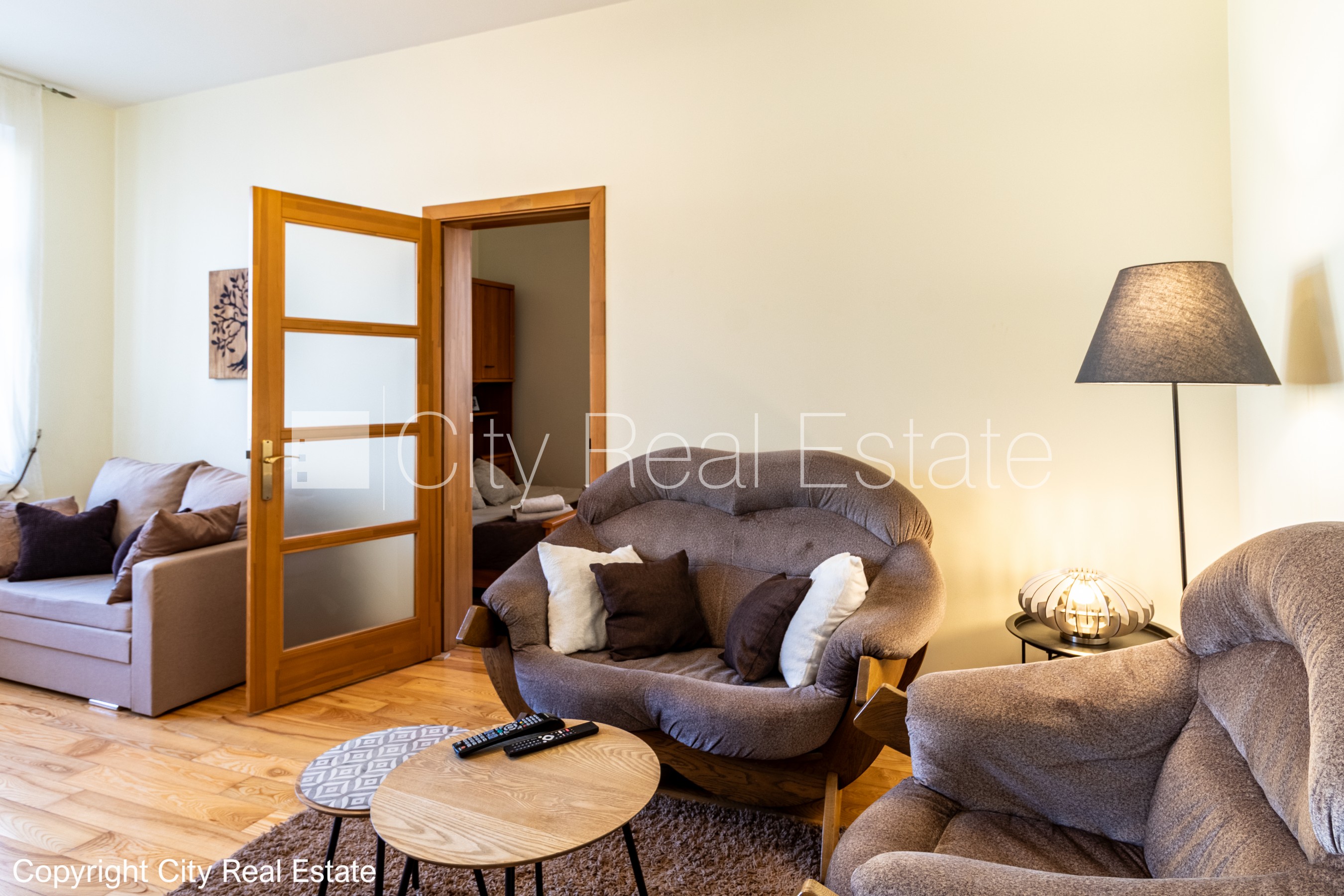 Sludinājumi. Pagalma ēka, iežogota teritorija, maksas stāvvieta, kāpņu telpa pēc kosmētiskā remonta, logi vērsti Cena: 500 EUR/mēn Foto #2