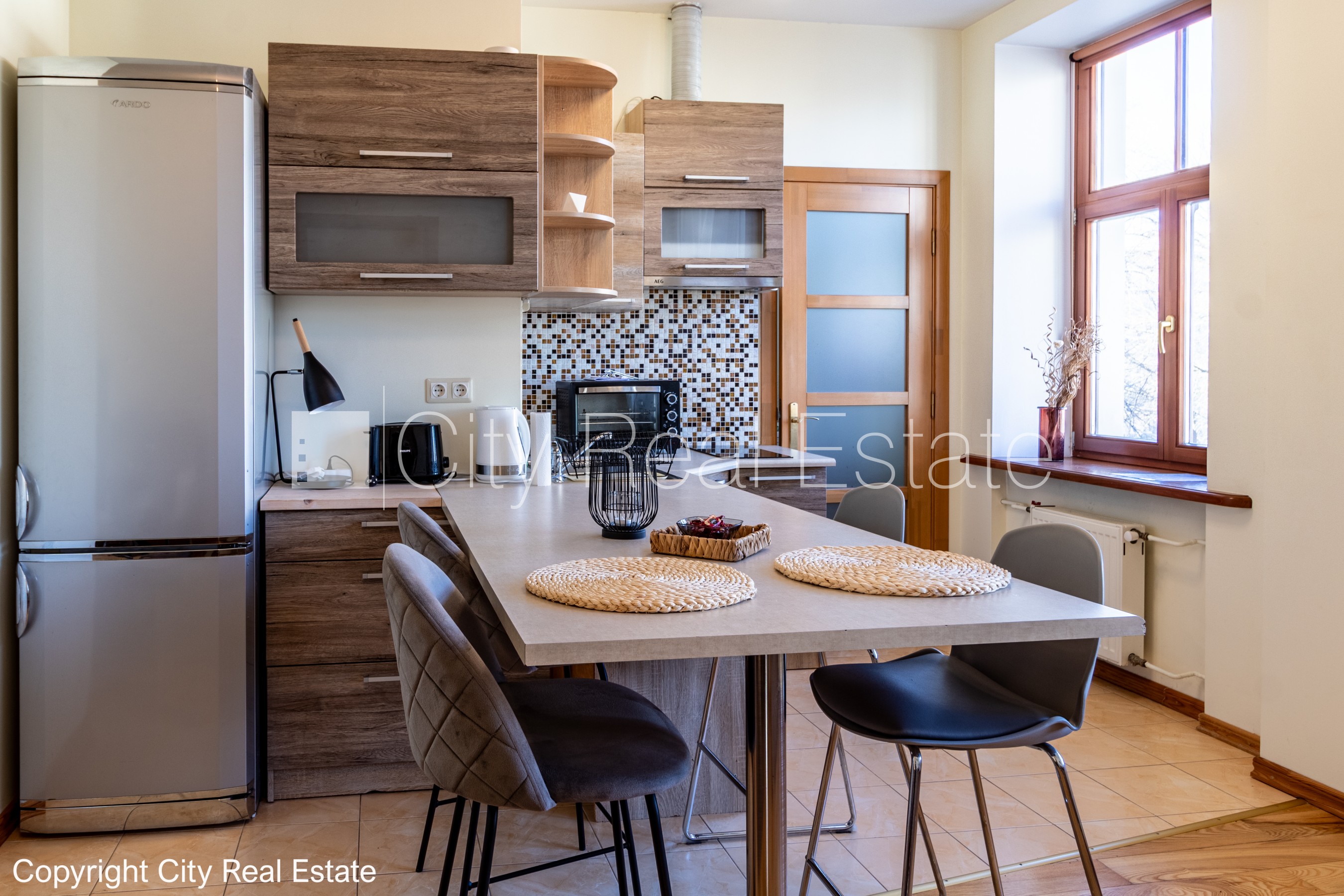 Sludinājumi. Pagalma ēka, iežogota teritorija, maksas stāvvieta, kāpņu telpa pēc kosmētiskā remonta, logi vērsti Cena: 500 EUR/mēn Foto #10