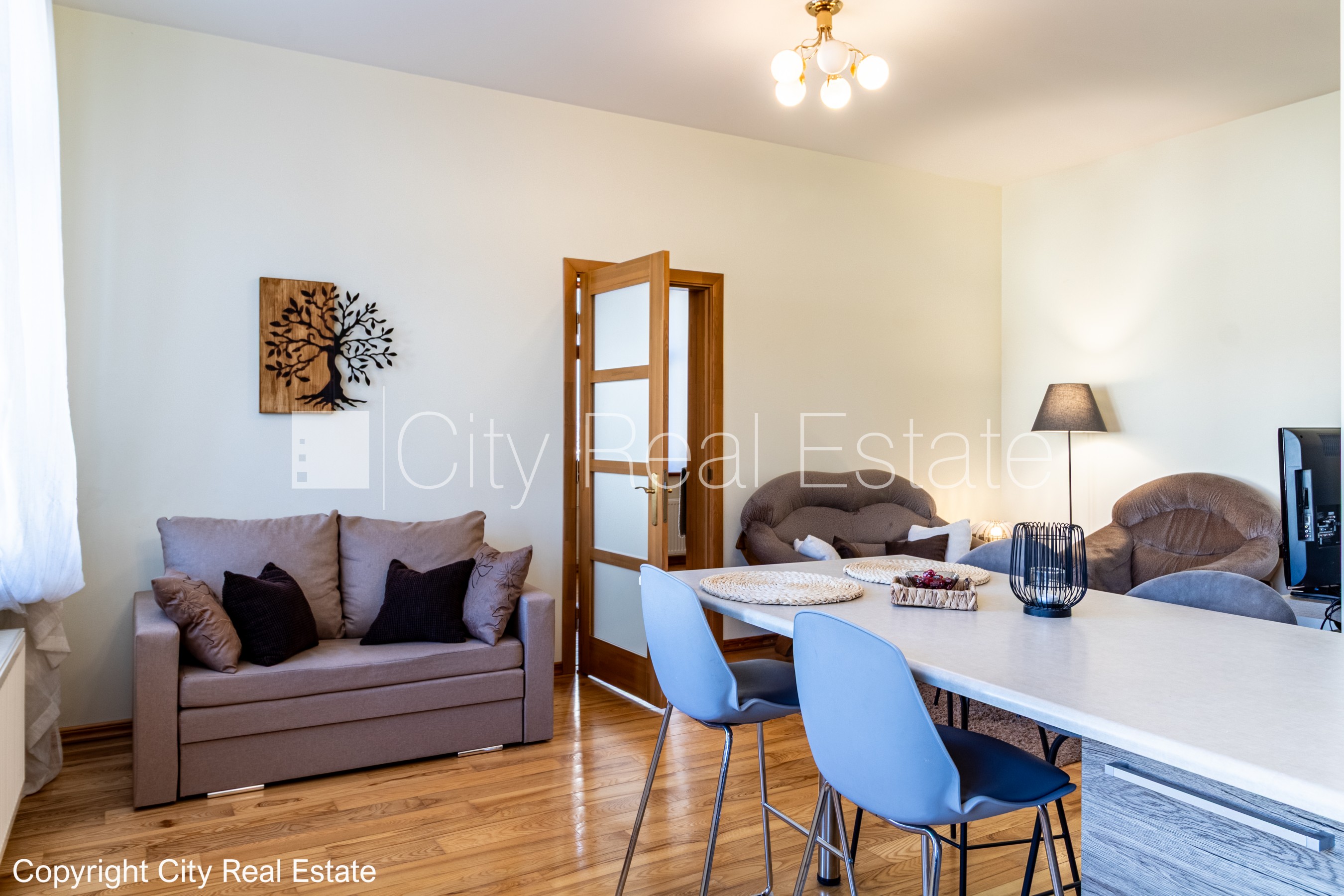 Sludinājumi. Pagalma ēka, iežogota teritorija, maksas stāvvieta, kāpņu telpa pēc kosmētiskā remonta, logi vērsti Cena: 500 EUR/mēn Foto #9