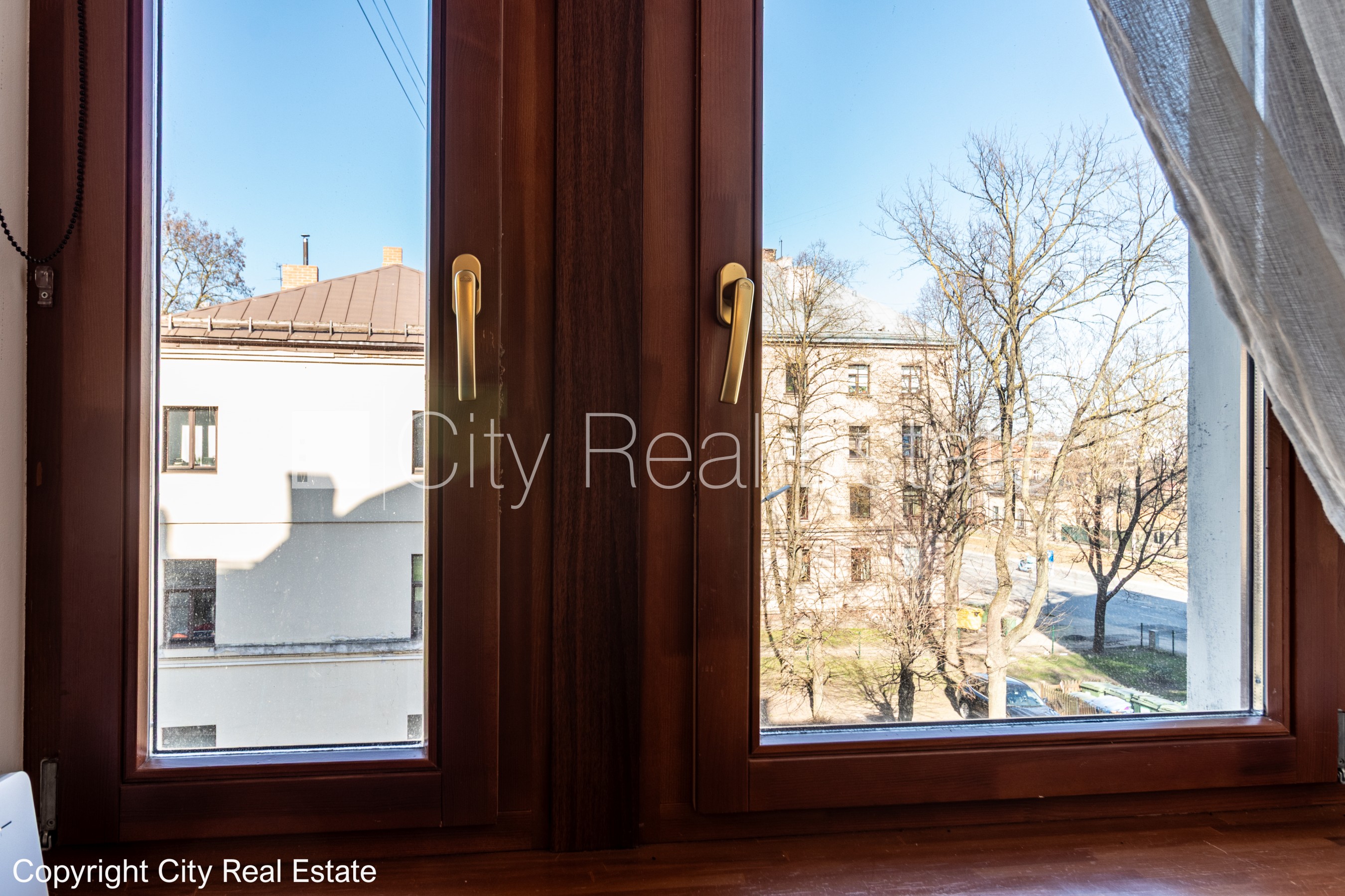 Sludinājumi. Pagalma ēka, iežogota teritorija, maksas stāvvieta, kāpņu telpa pēc kosmētiskā remonta, logi vērsti Cena: 500 EUR/mēn Foto #11