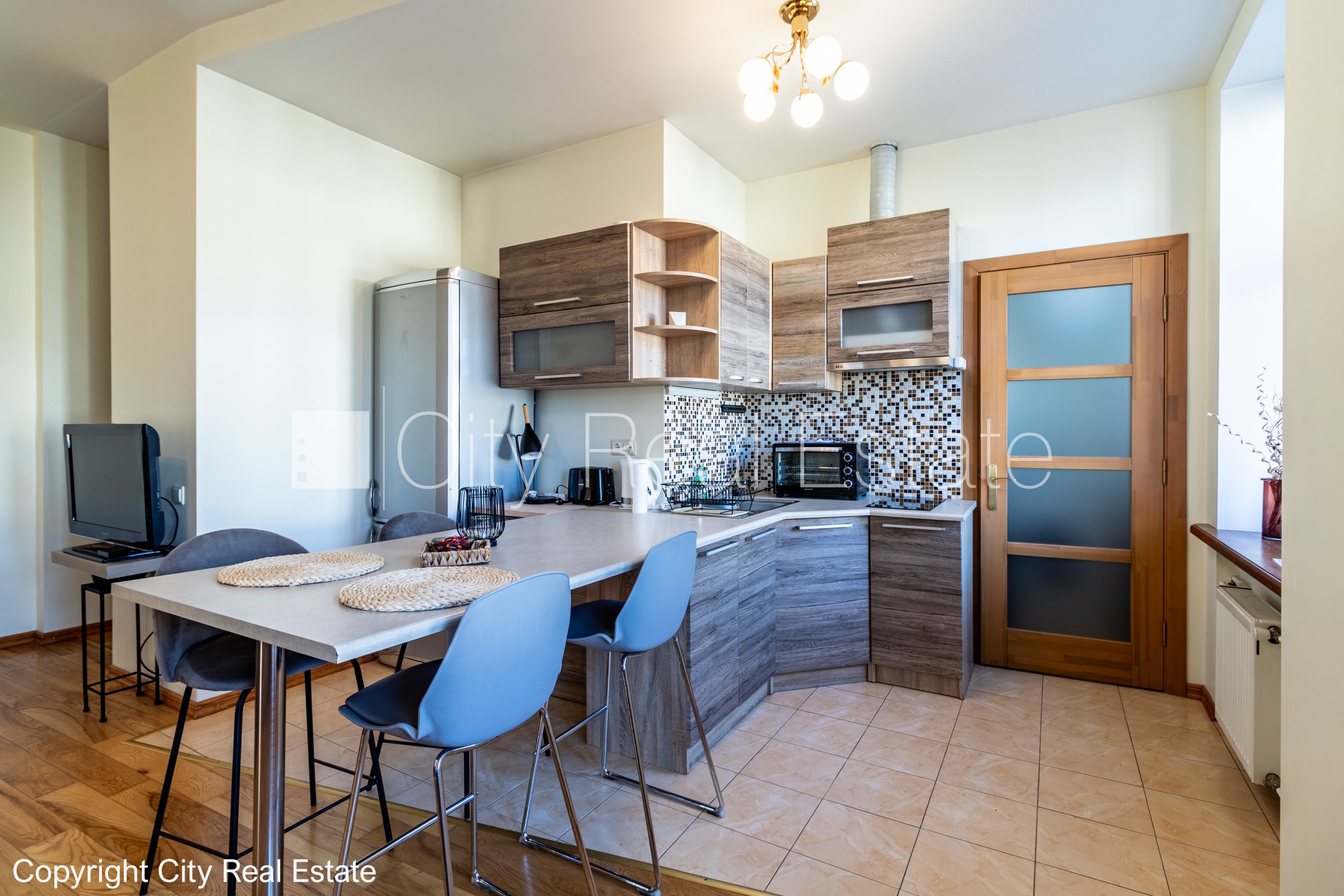 Sludinājumi. Pagalma ēka, iežogota teritorija, maksas stāvvieta, kāpņu telpa pēc kosmētiskā remonta, logi vērsti Cena: 500 EUR/mēn Foto #14