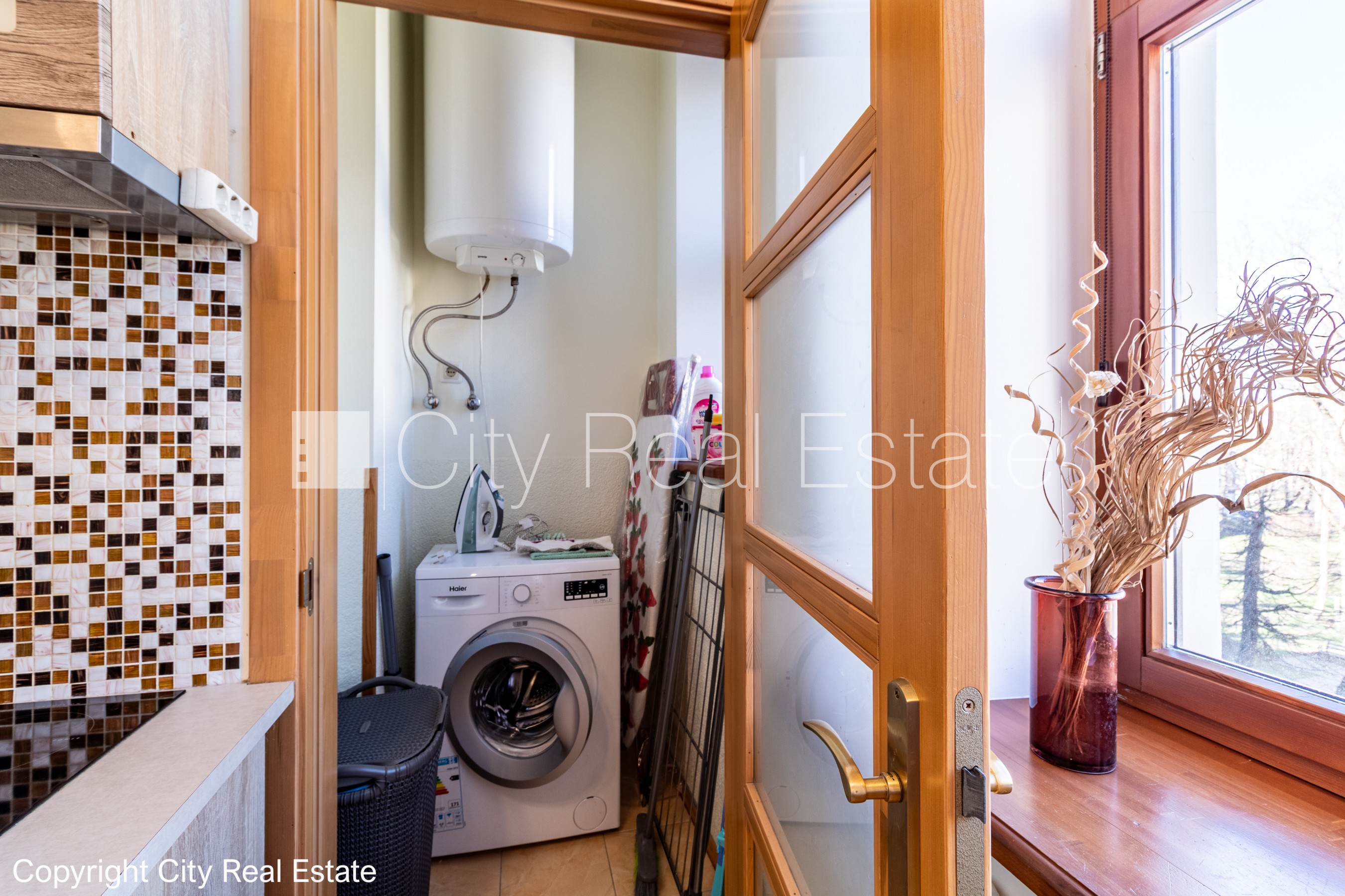 Sludinājumi. Pagalma ēka, iežogota teritorija, maksas stāvvieta, kāpņu telpa pēc kosmētiskā remonta, logi vērsti Cena: 500 EUR/mēn Foto #13