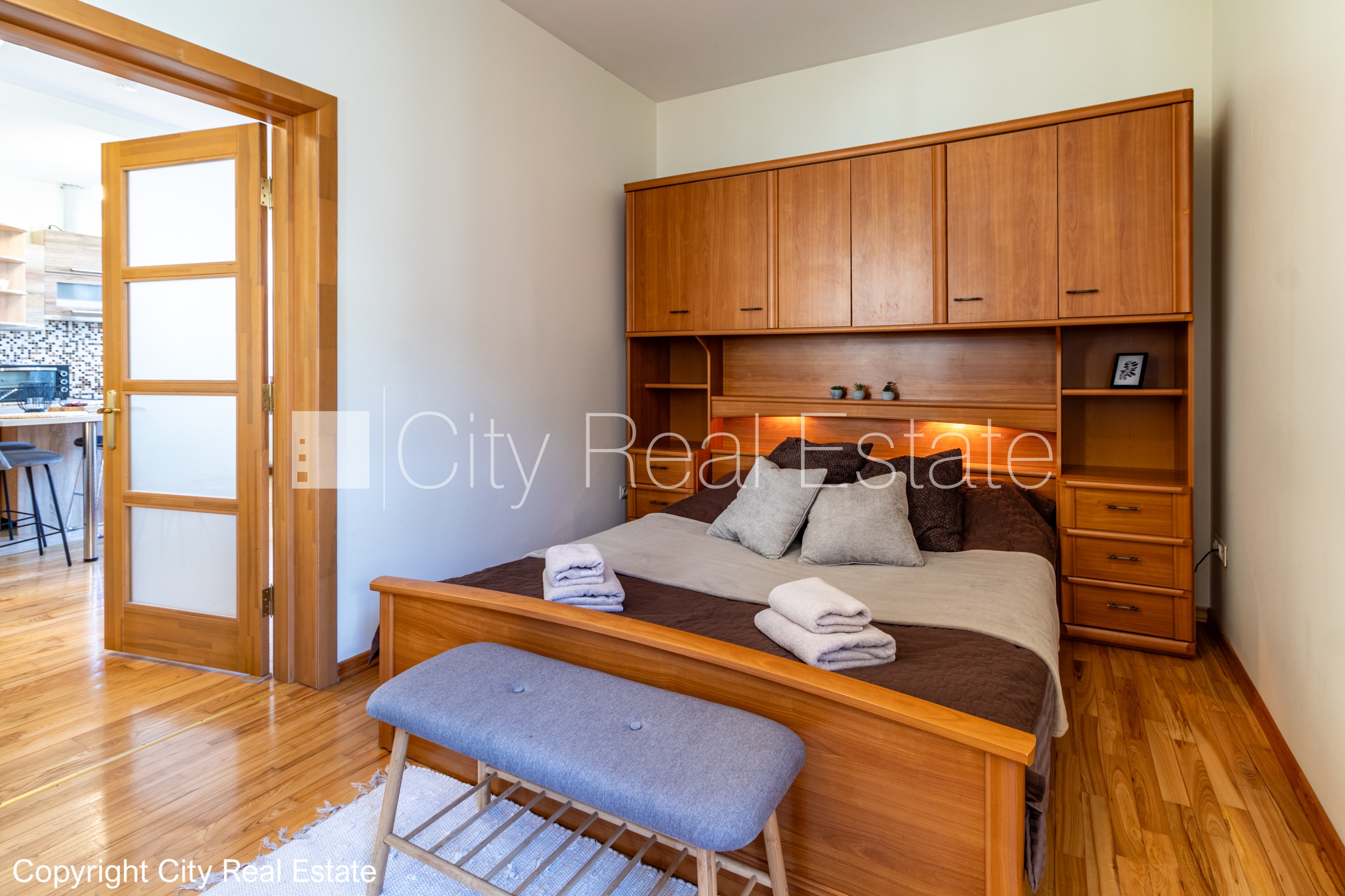 Sludinājumi. Pagalma ēka, iežogota teritorija, maksas stāvvieta, kāpņu telpa pēc kosmētiskā remonta, logi vērsti Cena: 500 EUR/mēn Foto #4