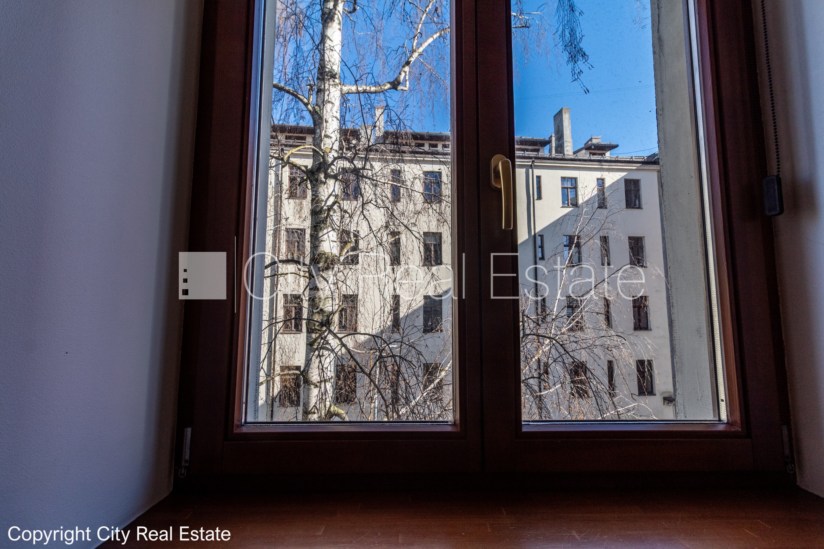 Sludinājumi. Pagalma ēka, iežogota teritorija, maksas stāvvieta, kāpņu telpa pēc kosmētiskā remonta, logi vērsti Cena: 500 EUR/mēn Foto #7