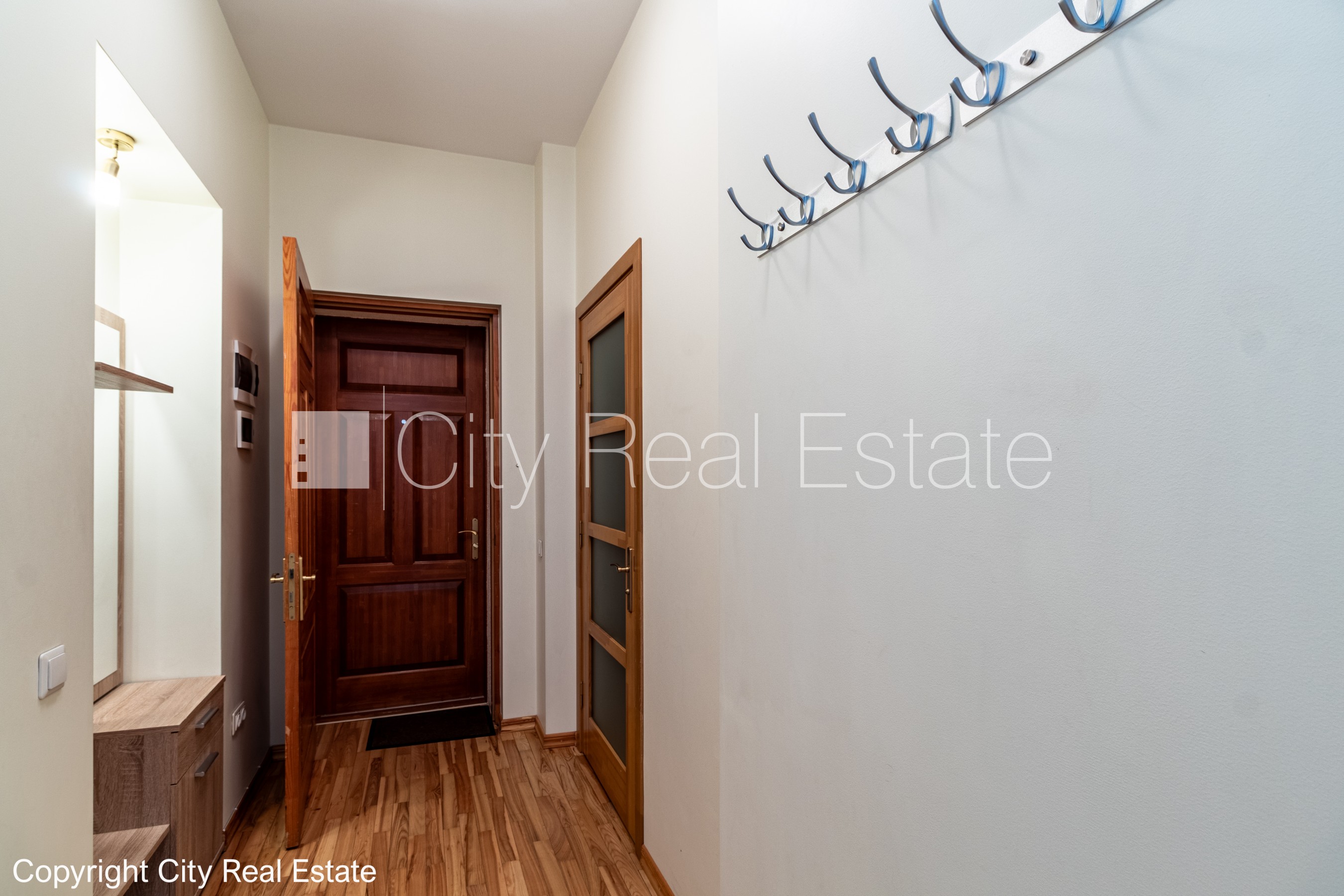 Sludinājumi. Pagalma ēka, iežogota teritorija, maksas stāvvieta, kāpņu telpa pēc kosmētiskā remonta, logi vērsti Cena: 500 EUR/mēn Foto #18