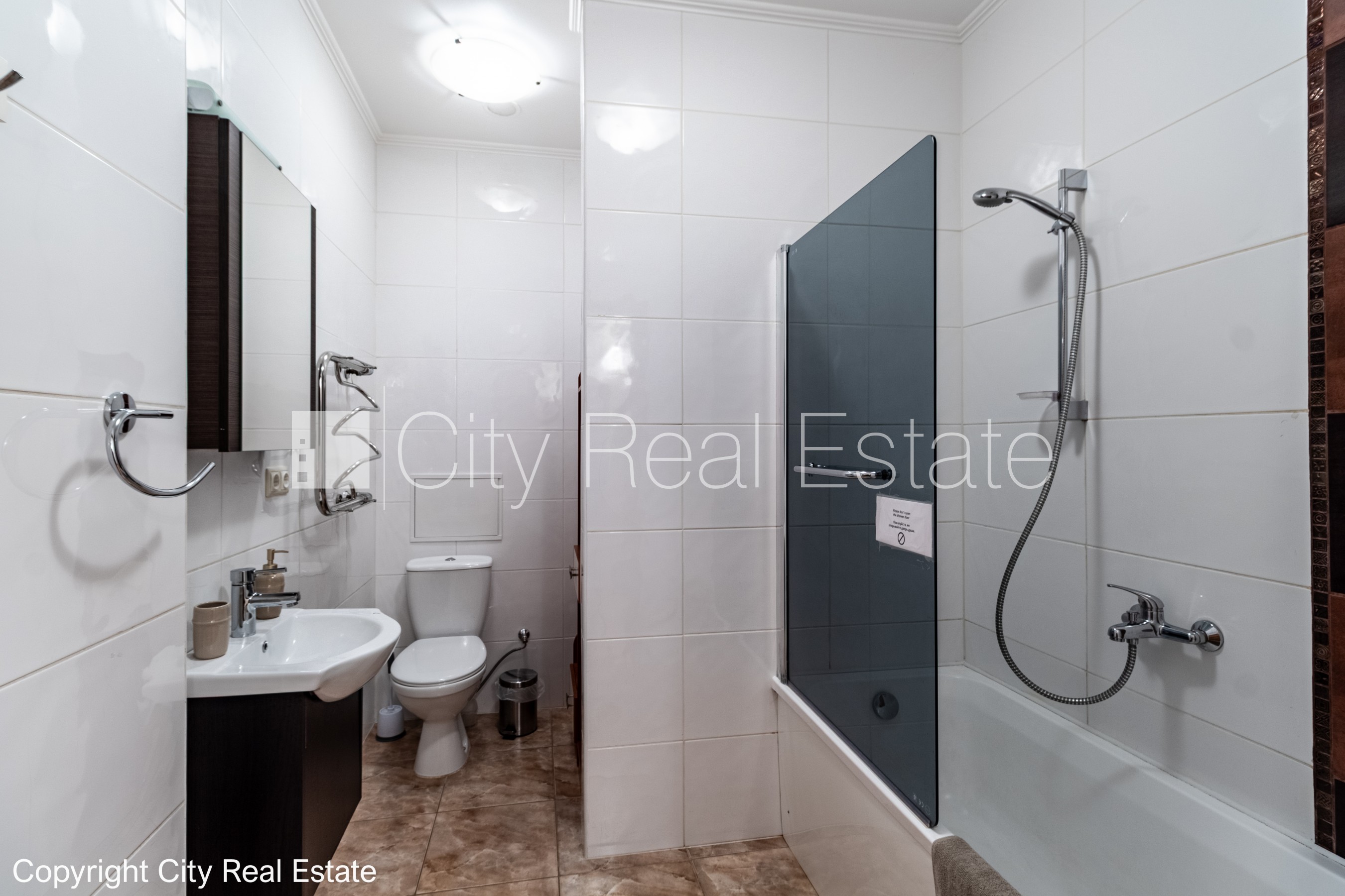 Sludinājumi. Pagalma ēka, iežogota teritorija, maksas stāvvieta, kāpņu telpa pēc kosmētiskā remonta, logi vērsti Cena: 500 EUR/mēn Foto #15