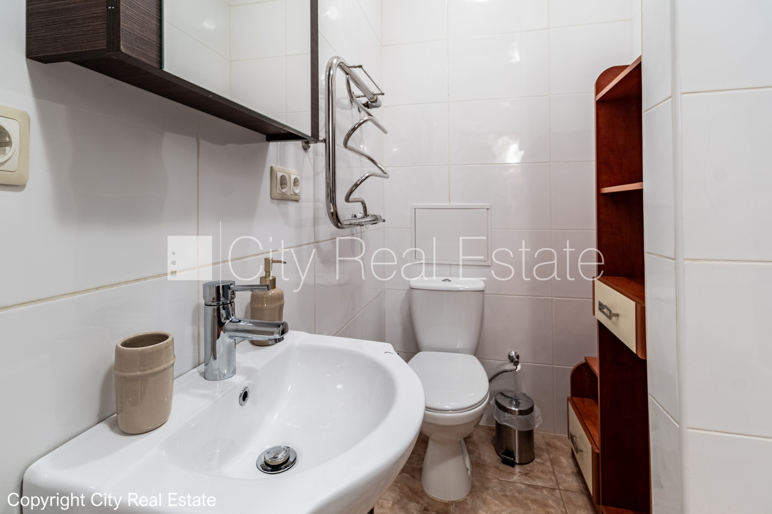 Sludinājumi. Pagalma ēka, iežogota teritorija, maksas stāvvieta, kāpņu telpa pēc kosmētiskā remonta, logi vērsti Cena: 500 EUR/mēn Foto #16