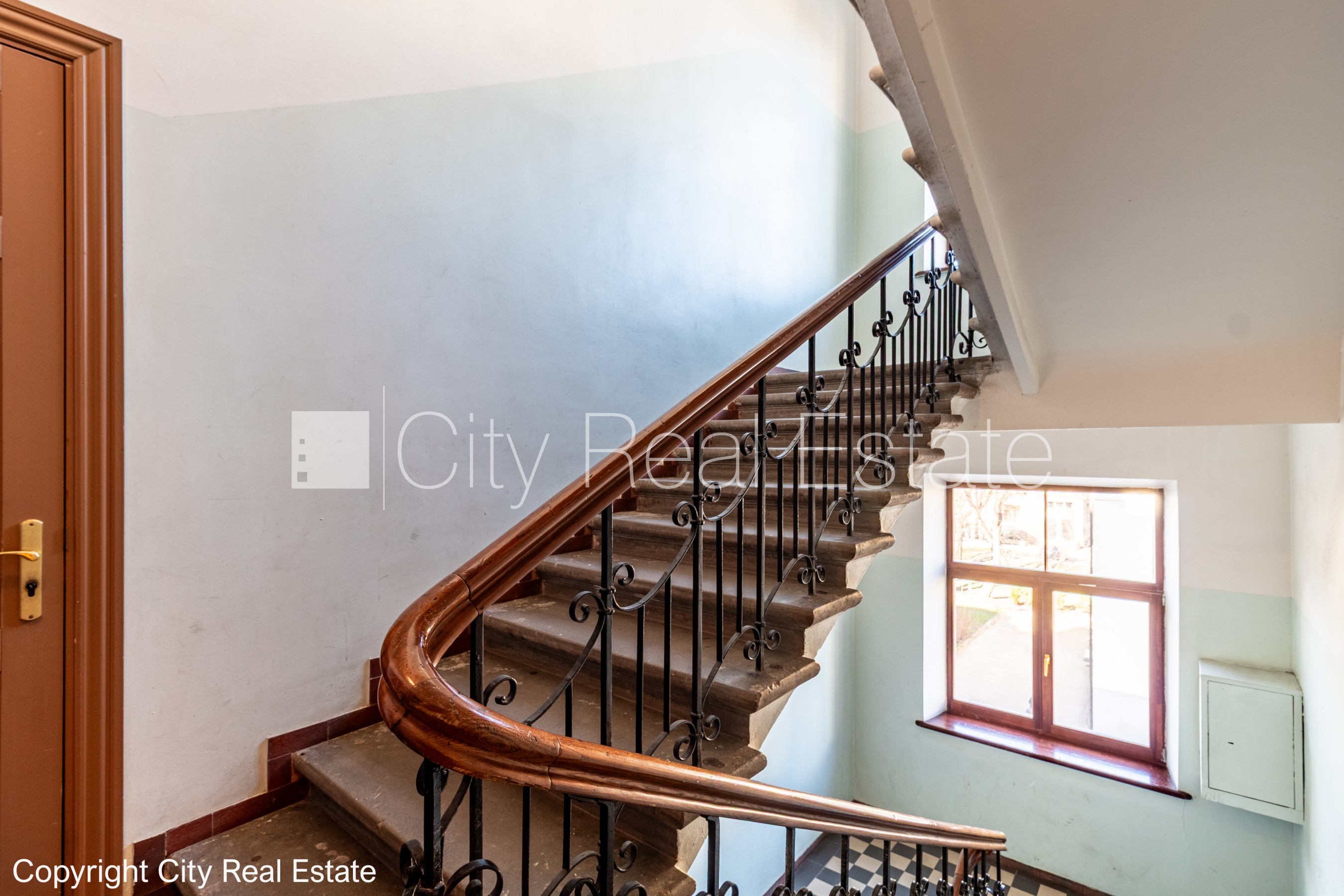 Sludinājumi. Pagalma ēka, iežogota teritorija, maksas stāvvieta, kāpņu telpa pēc kosmētiskā remonta, logi vērsti Cena: 500 EUR/mēn Foto #19