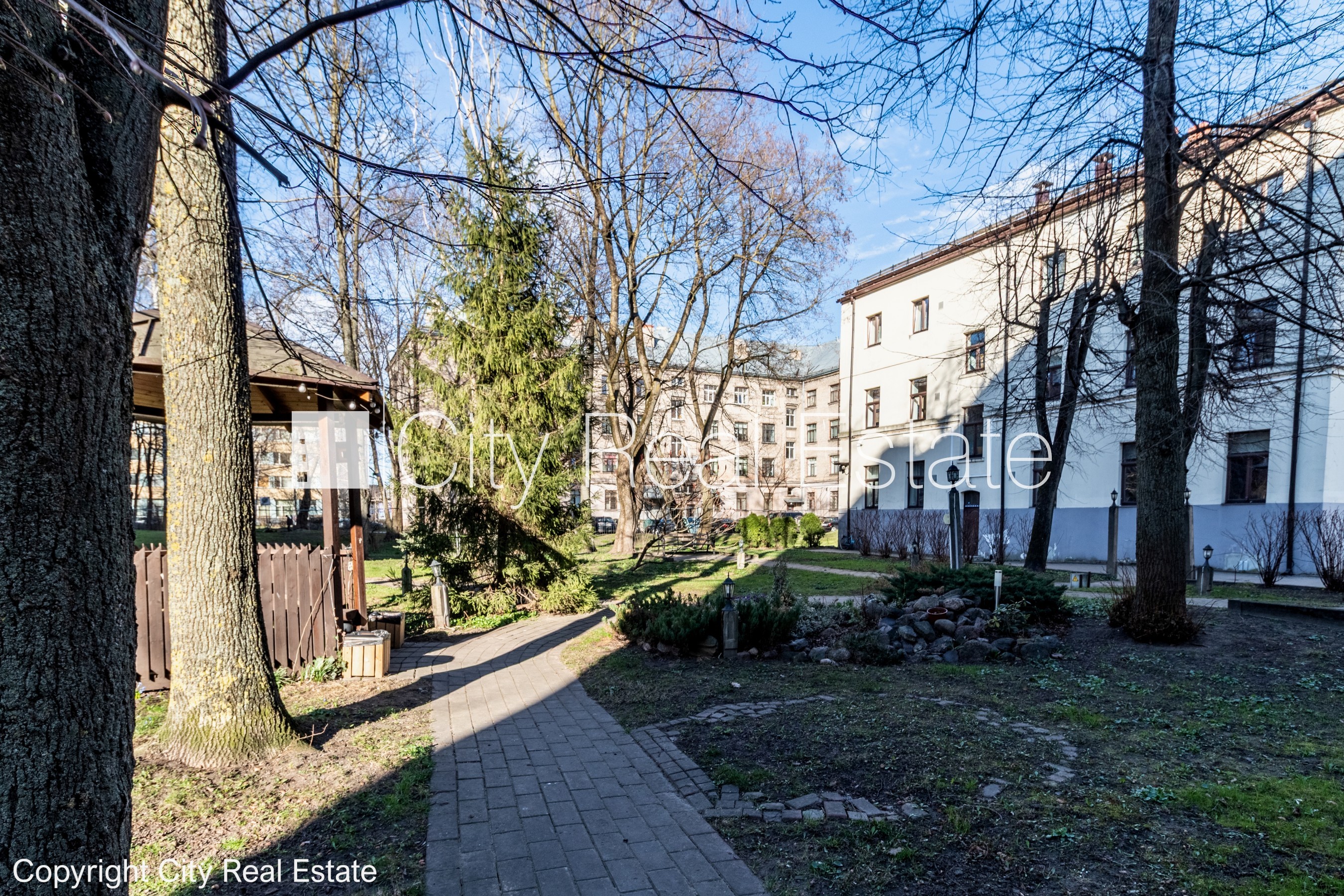 Sludinājumi. Pagalma ēka, iežogota teritorija, maksas stāvvieta, kāpņu telpa pēc kosmētiskā remonta, logi vērsti Cena: 500 EUR/mēn Foto #23