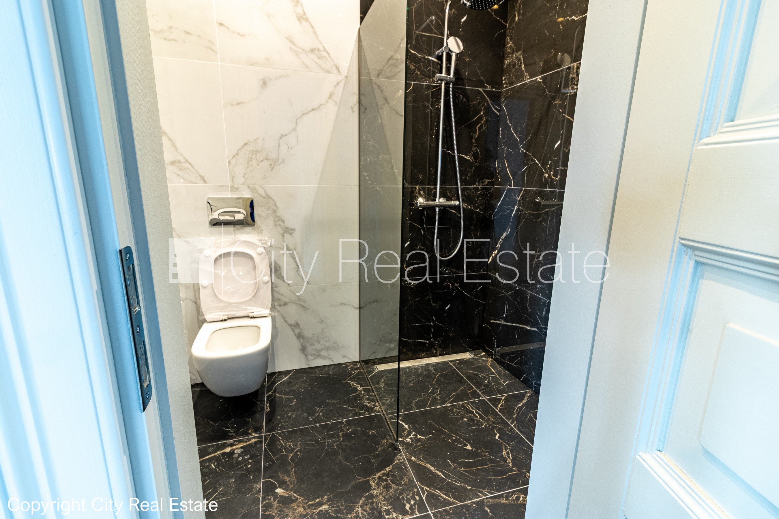 Sludinājumi. Fasādes māja, renovēta māja, slēgts pagalms, ieeja no ielas un pagalma, ir lifts, kāpņu telpa pēc Cena: 307440 EUR Foto #15