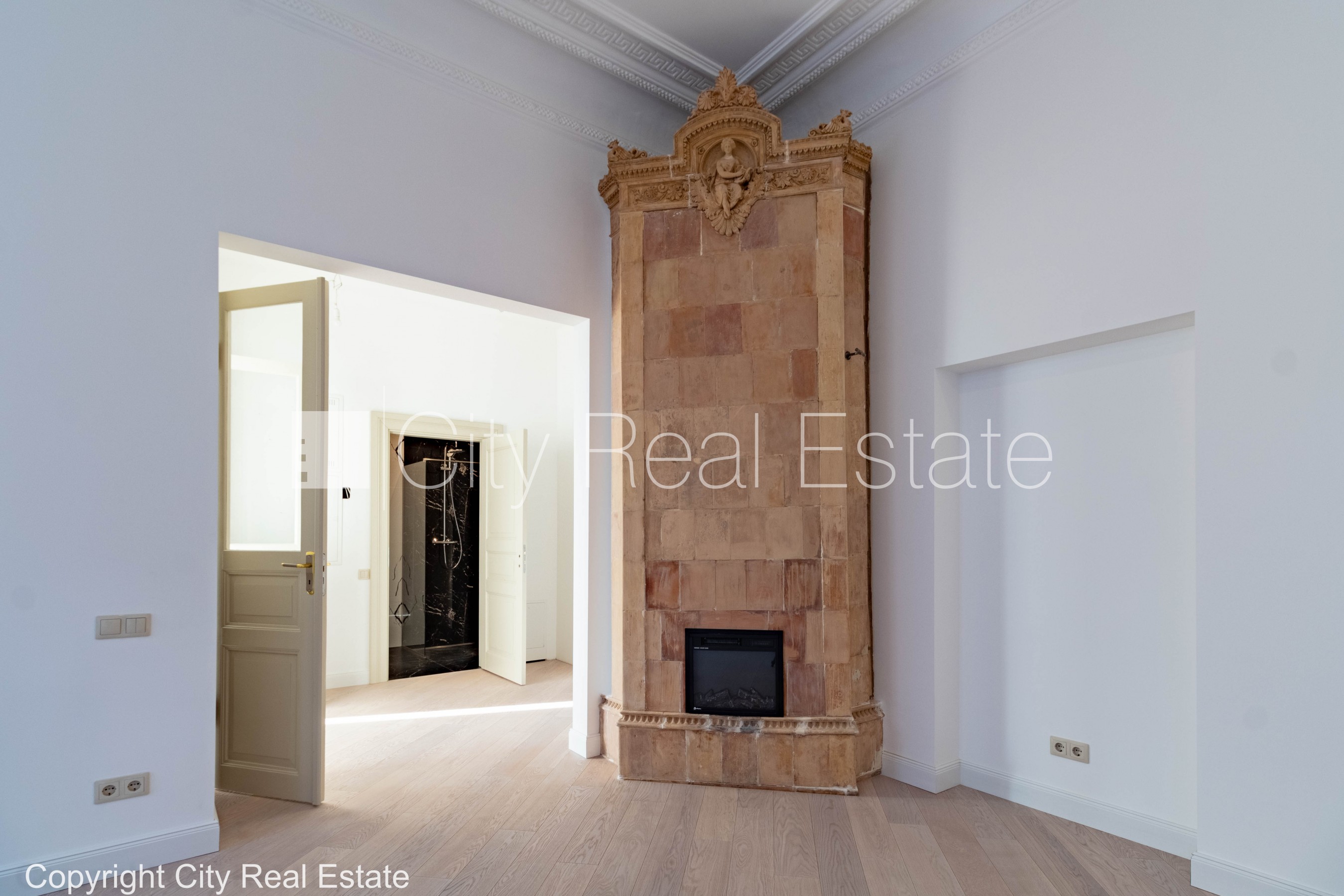 Sludinājumi. Fasādes māja, renovēta māja, fasāde ar dekoratīvo apmetumu, slēgts pagalms, ieeja no ielas un Cena: 206640 EUR Foto #3